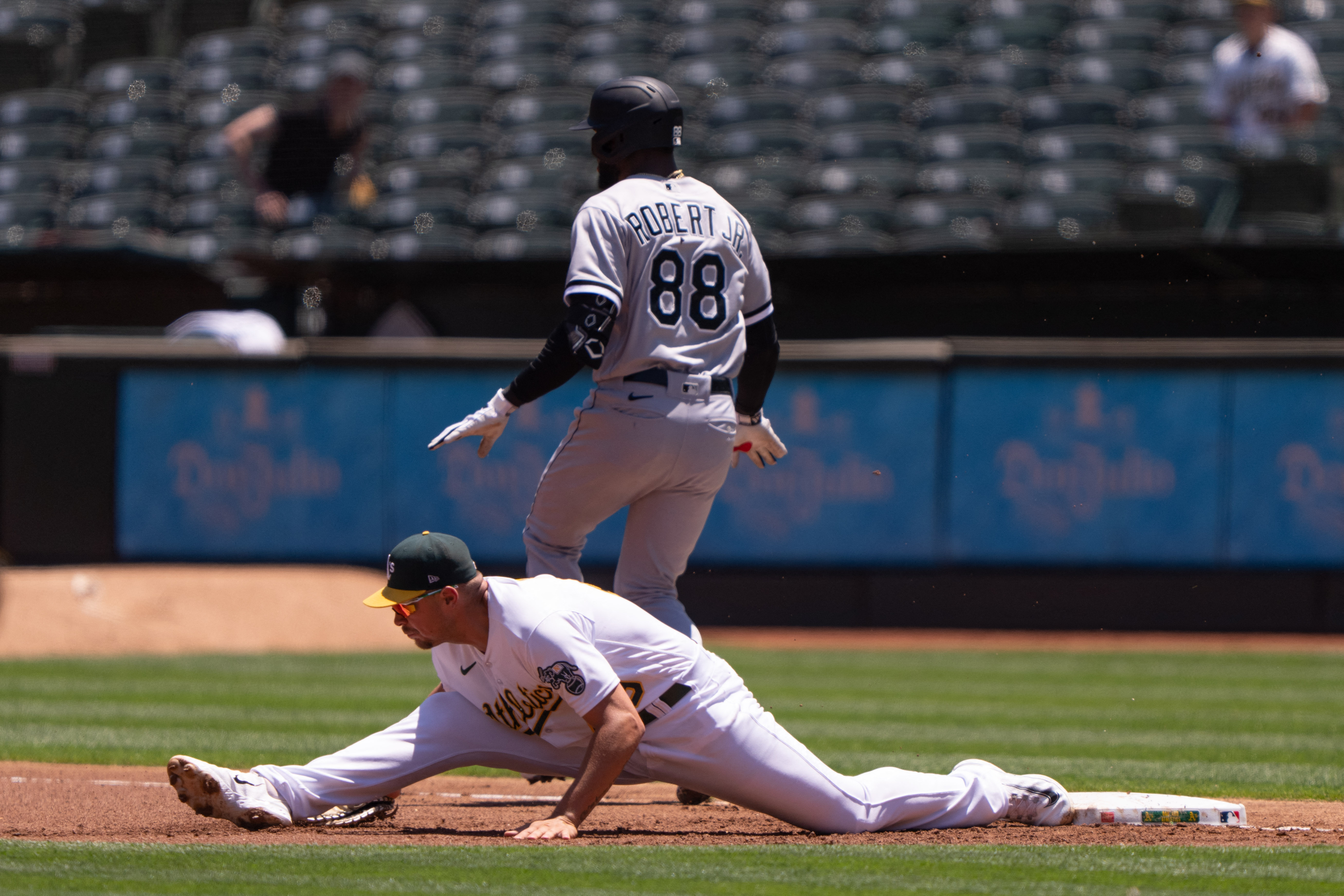 Andrus' 10th-inning error gives A's 7-6 win over White Sox - ABC7 San  Francisco