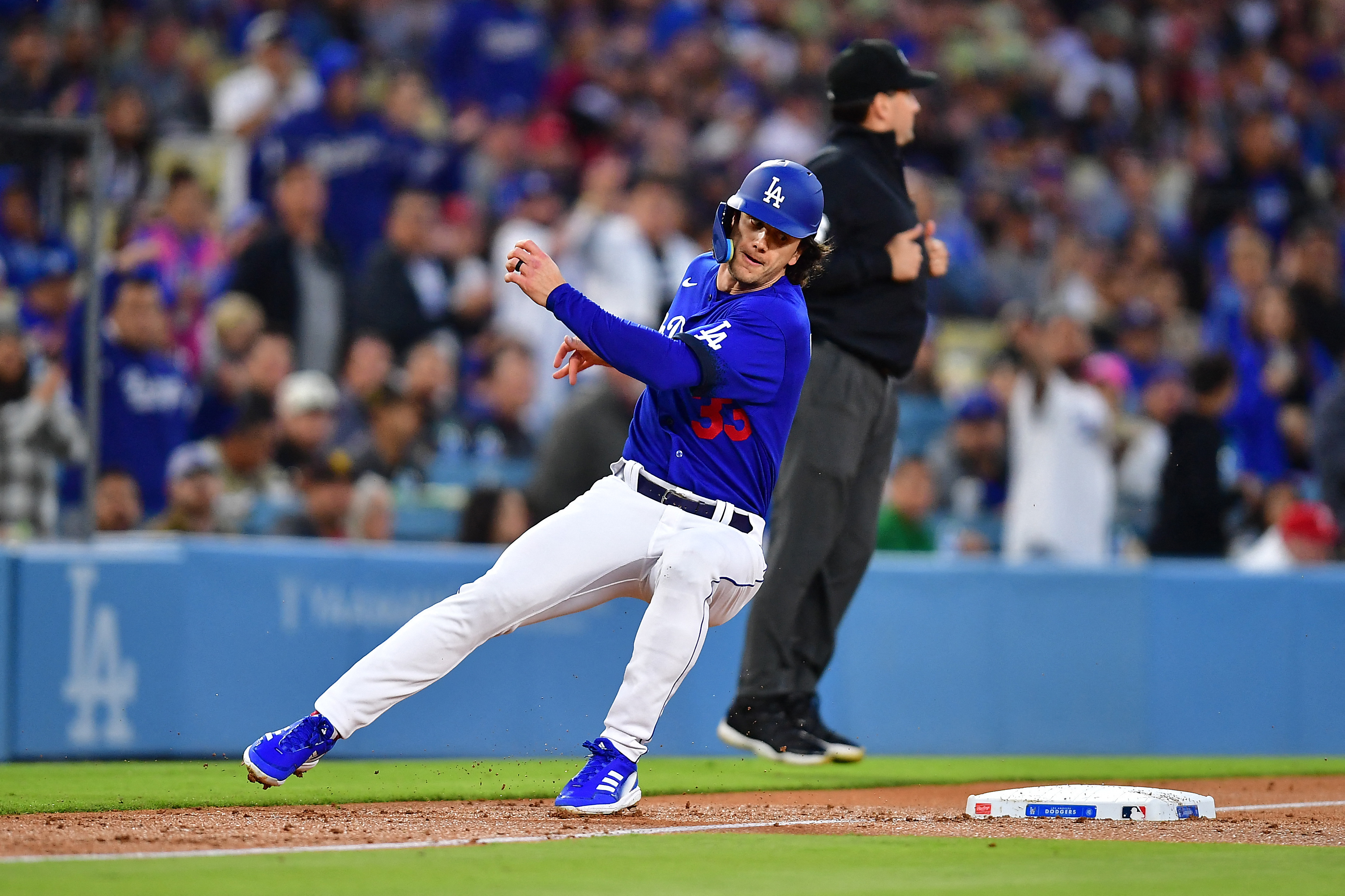 Julio Urias rebounds, Dodgers win fifth straight