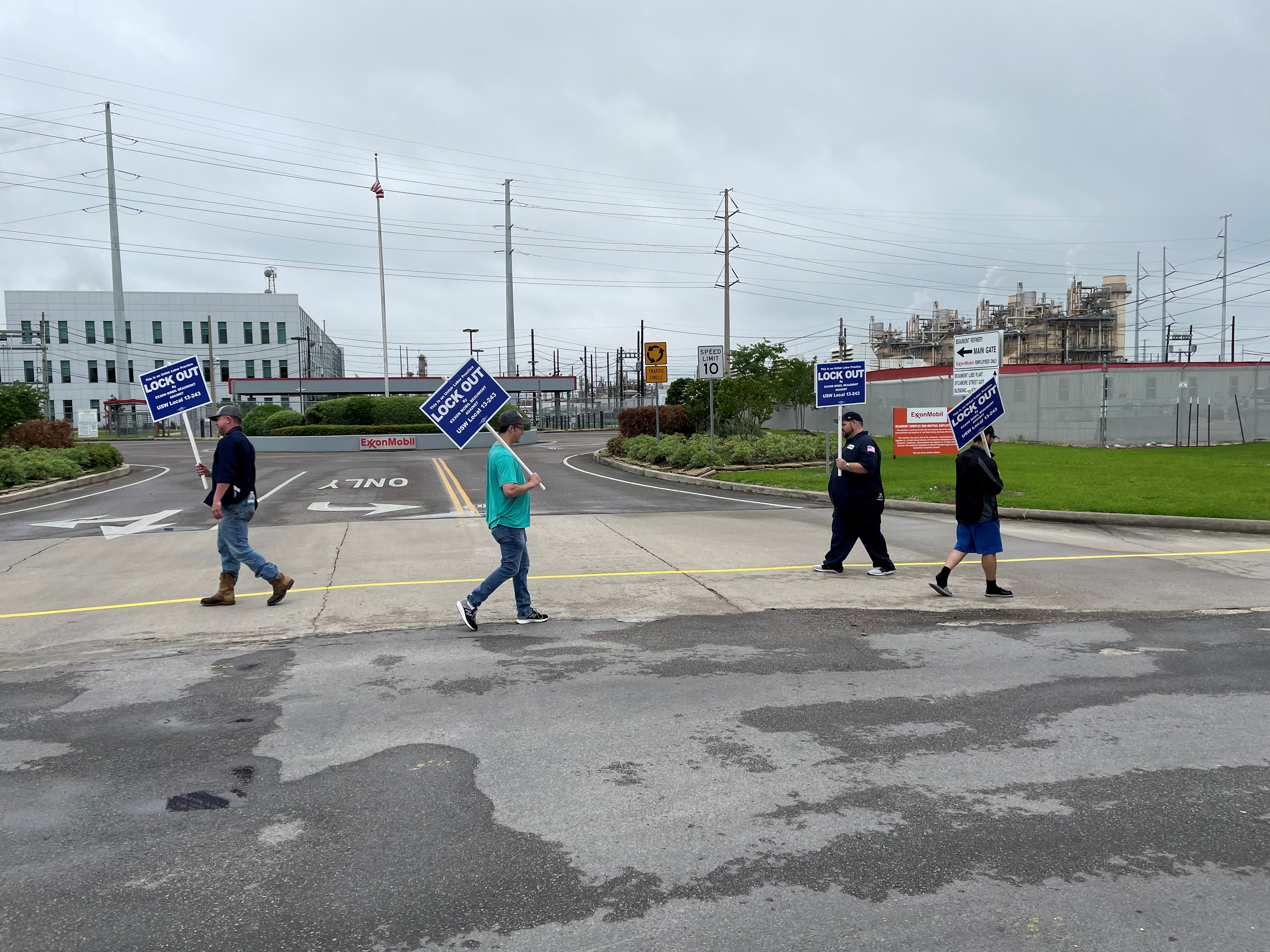 United Steelworkers union members picket outside the Exxon Mobil Beaumont, after being locked out of the plant by the company, in Beaumont, Texas, U.S., May 1, 2021.  REUTERS/Erwin Seba/File Photo