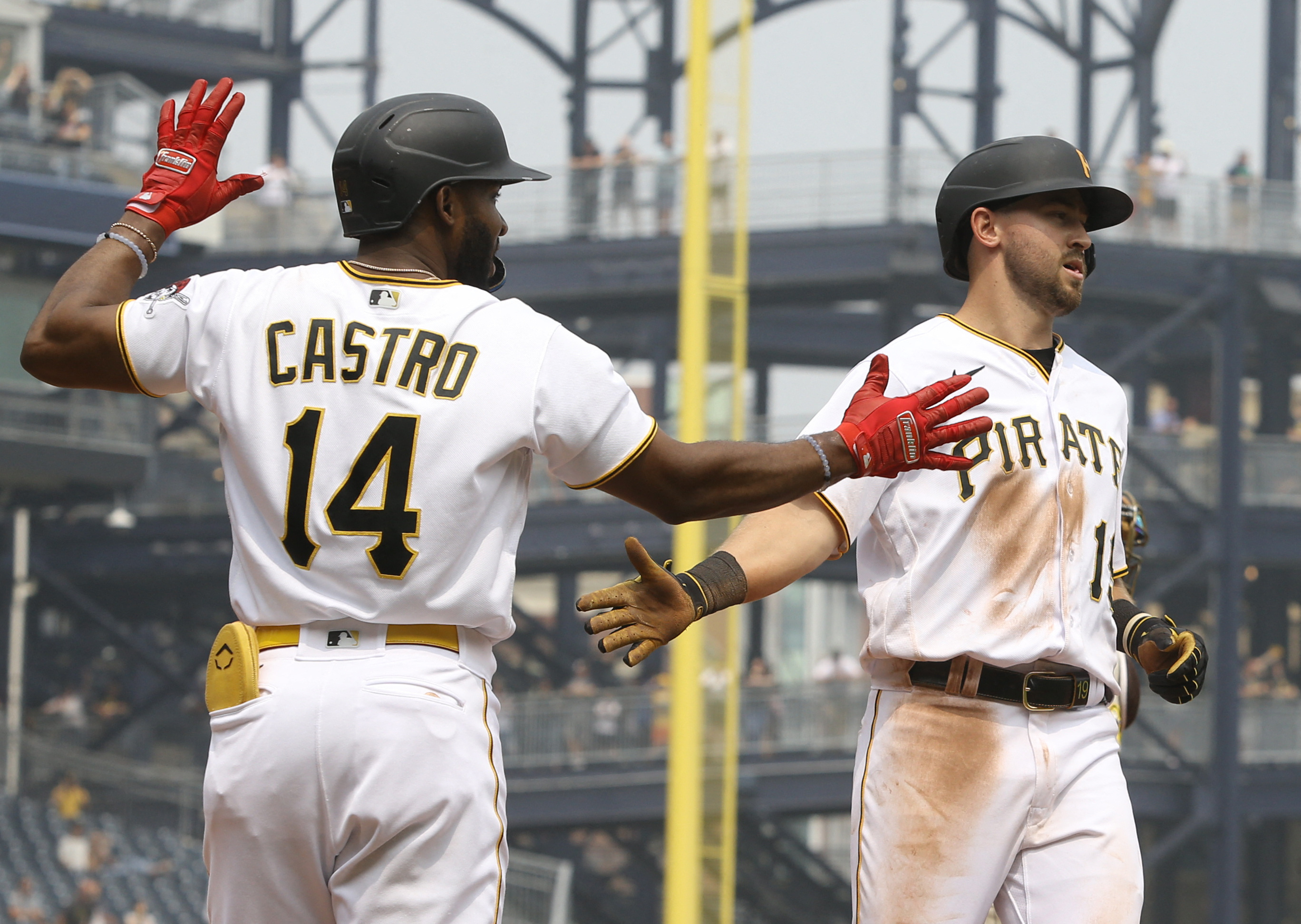 Pirates rally to complete three-game sweep of Padres