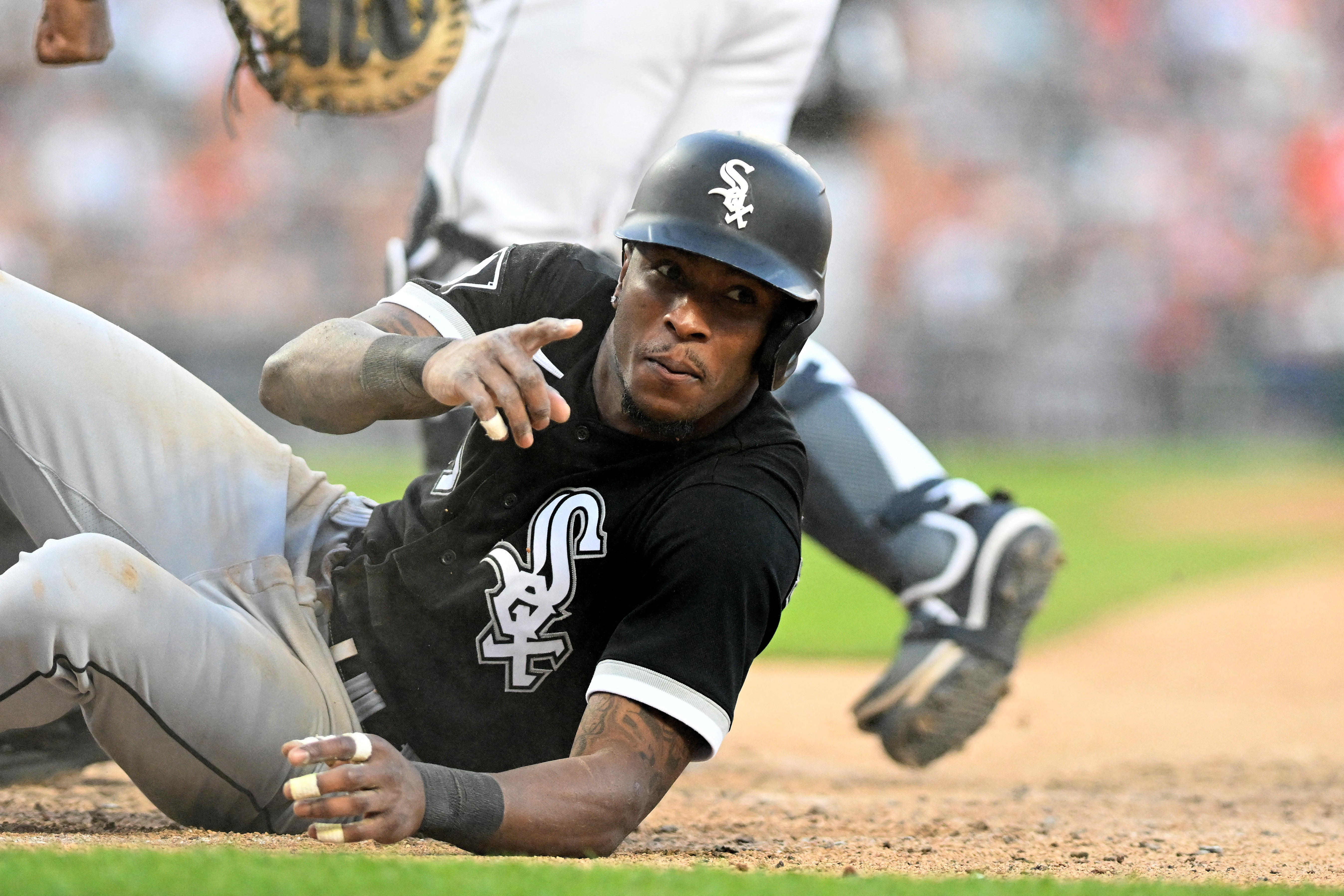 White Sox score early and often, rout Tigers