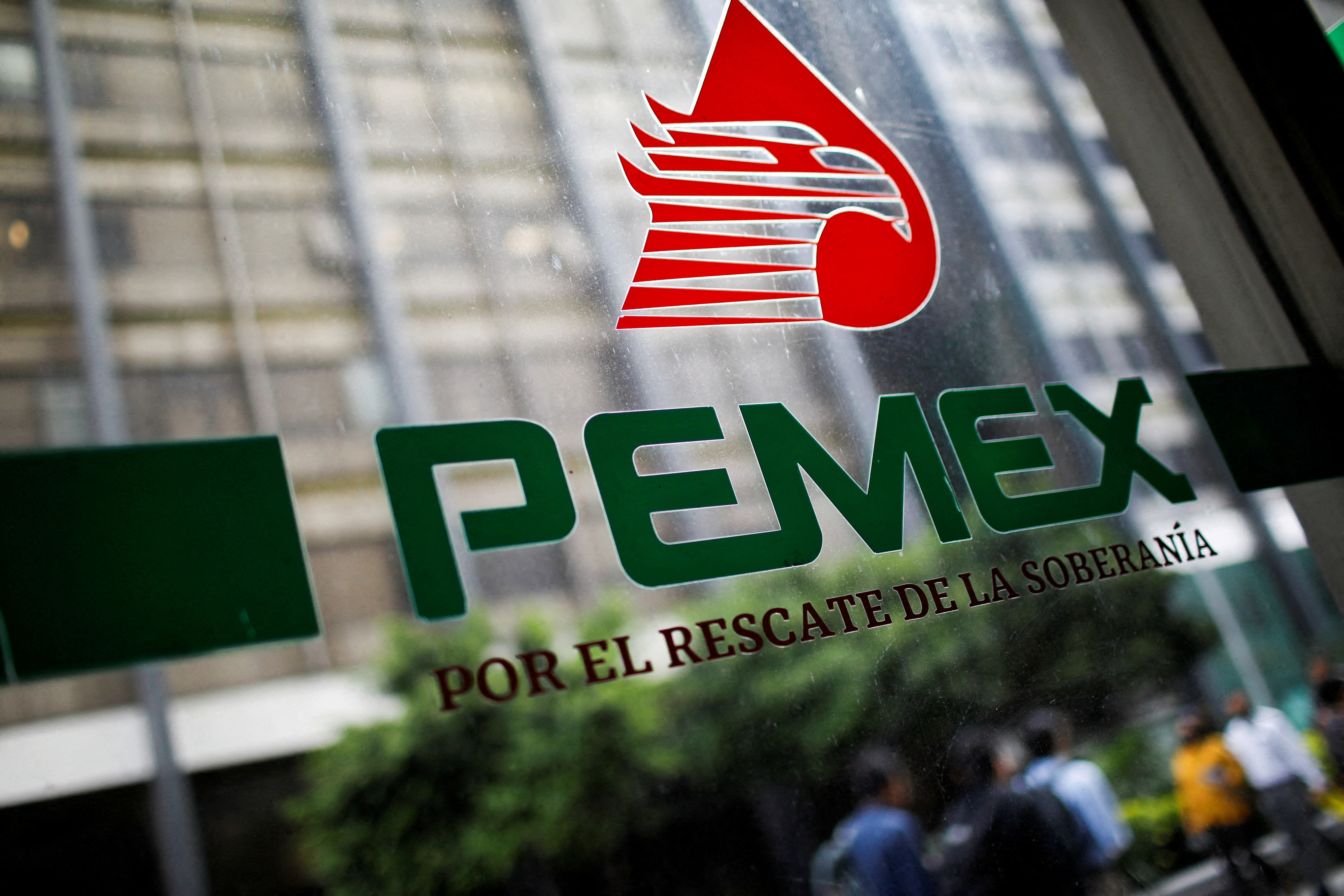 Pemex de México ha tenido dificultades para impulsar la refinación de petróleo a medida que aumentaron las importaciones de combustible en agosto.