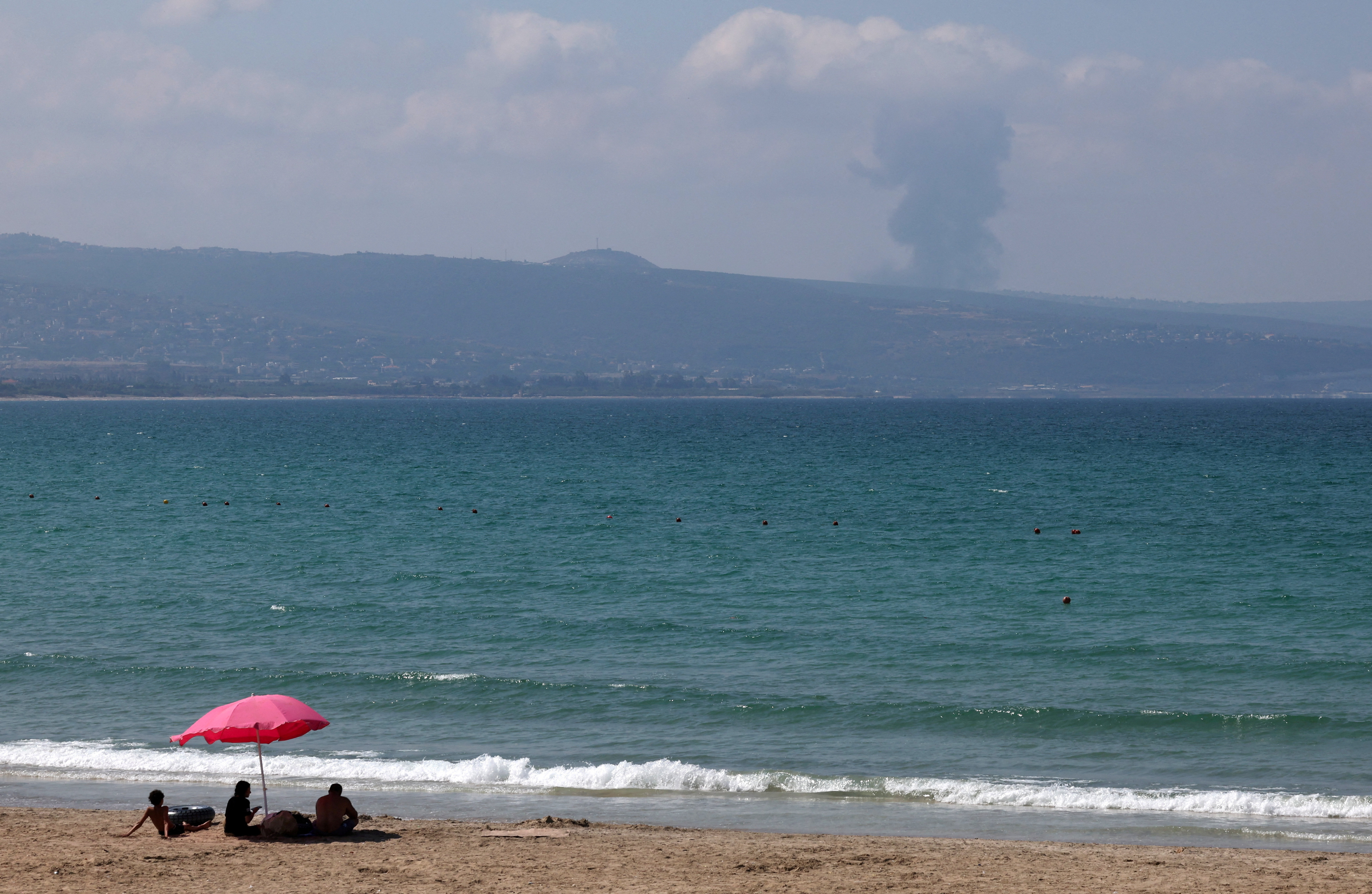 Μια άποψη δείχνει καπνό στη λιβανική πλευρά των συνόρων με το Ισραήλ, όπως φαίνεται από την Τύρο