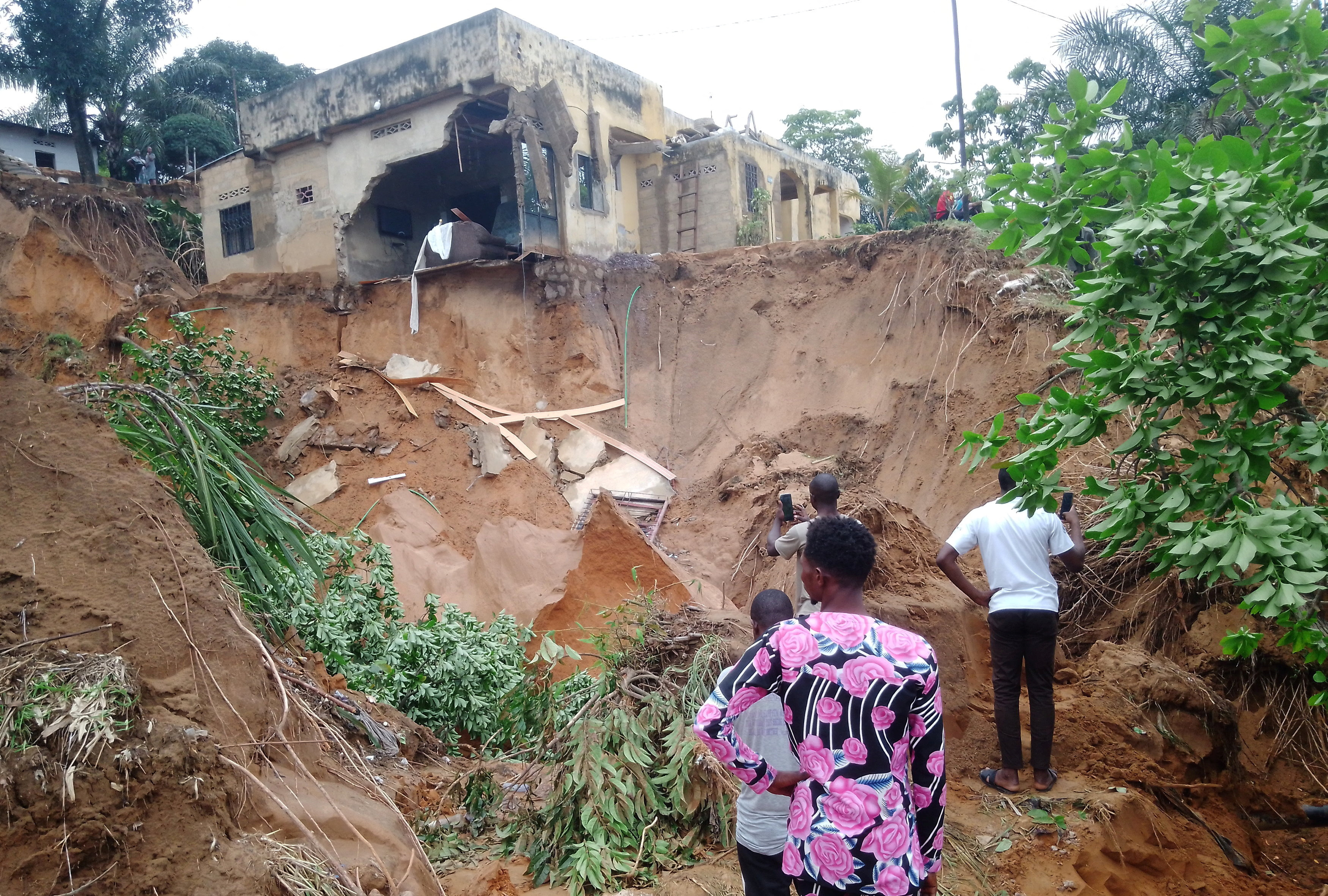 Floods kill at least 120 in Congolese capital | Reuters