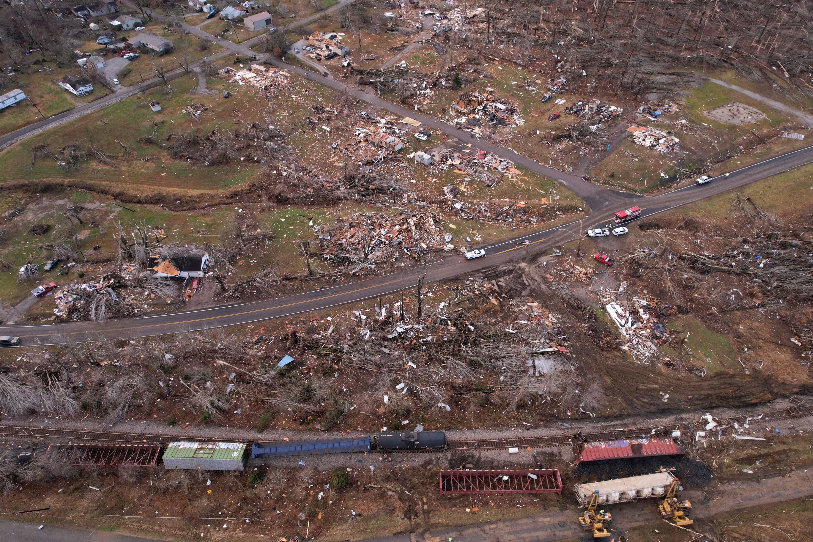 11 Aralık 2021, Earlington, Kentucky'de birçok ABD eyaletinde yıkıcı bir hortum patlamasının ardından hasar ve enkaz arasında raydan çıkan bir tren görülüyor. REUTERS/Cheney Orr