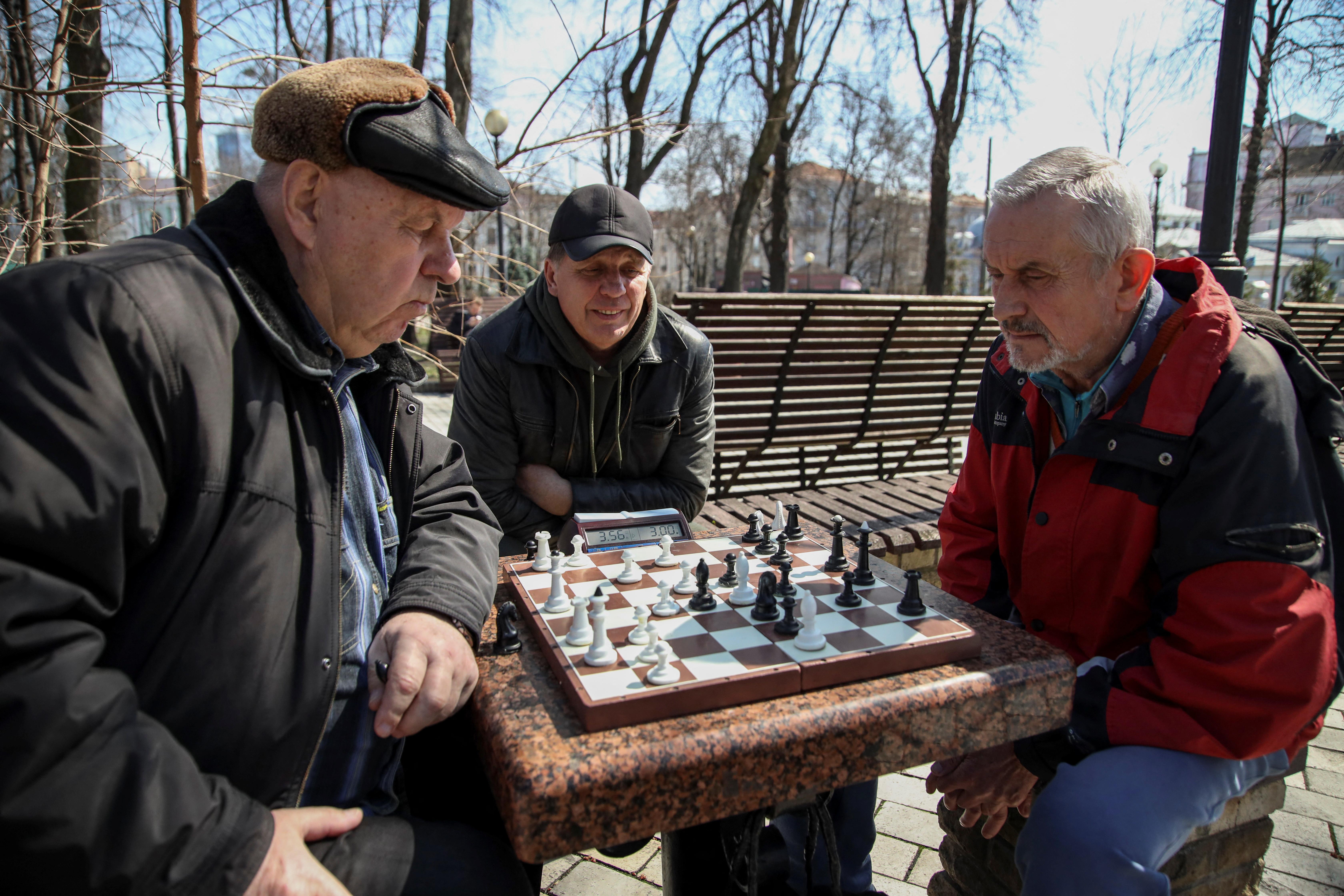 Russia's war on Ukraine fractures tight-knit world of chess – DW –  03/17/2022