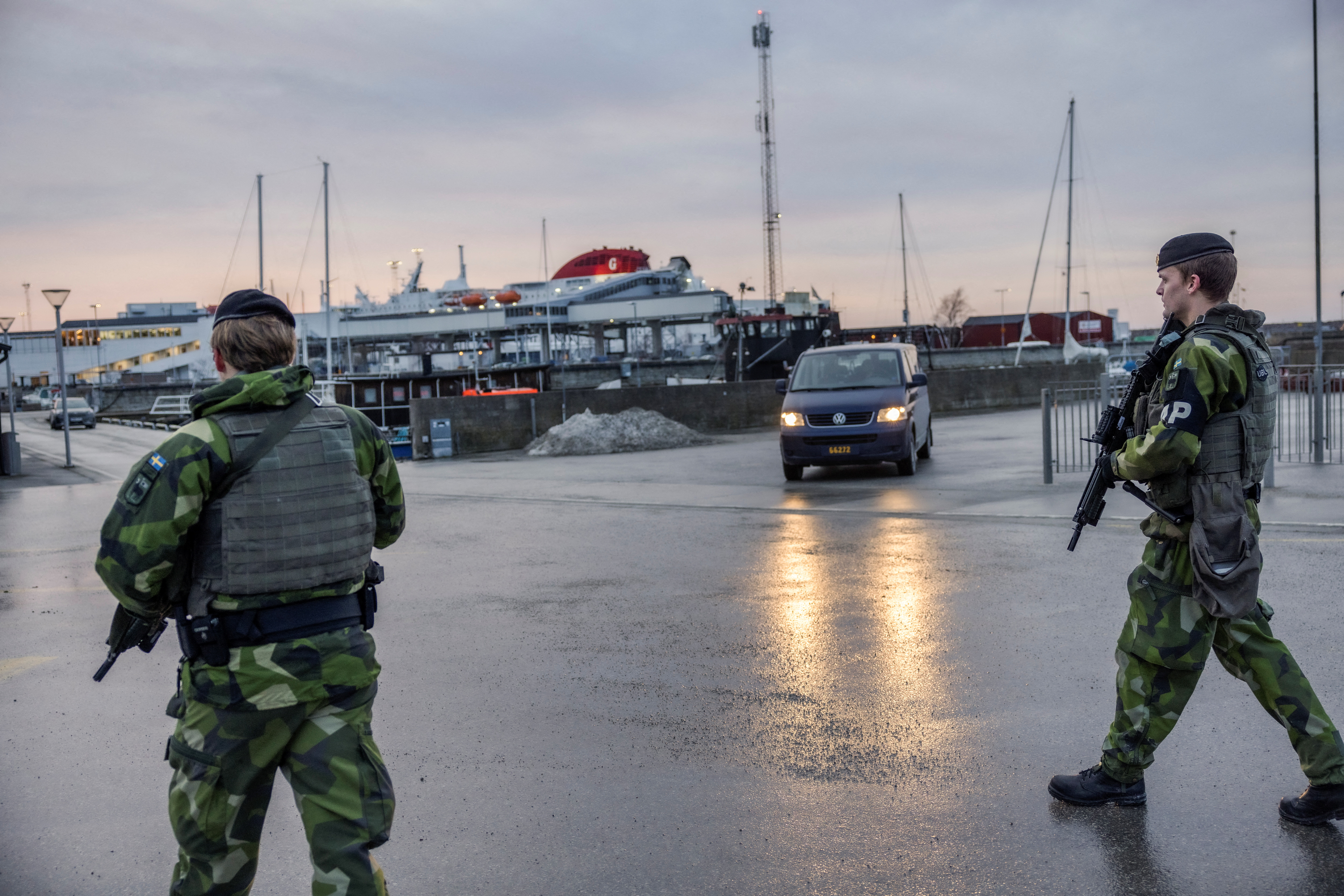 Soldiers from Gotland's regiment patrol Visby harbour, amid increased tensions between NATO and Russia over Ukraine, on the Swedish island of Gotland, Sweden, 13 January 2022. Picture taken January 13, 2022.  TT News Agency/Karl Melander via REUTERS 