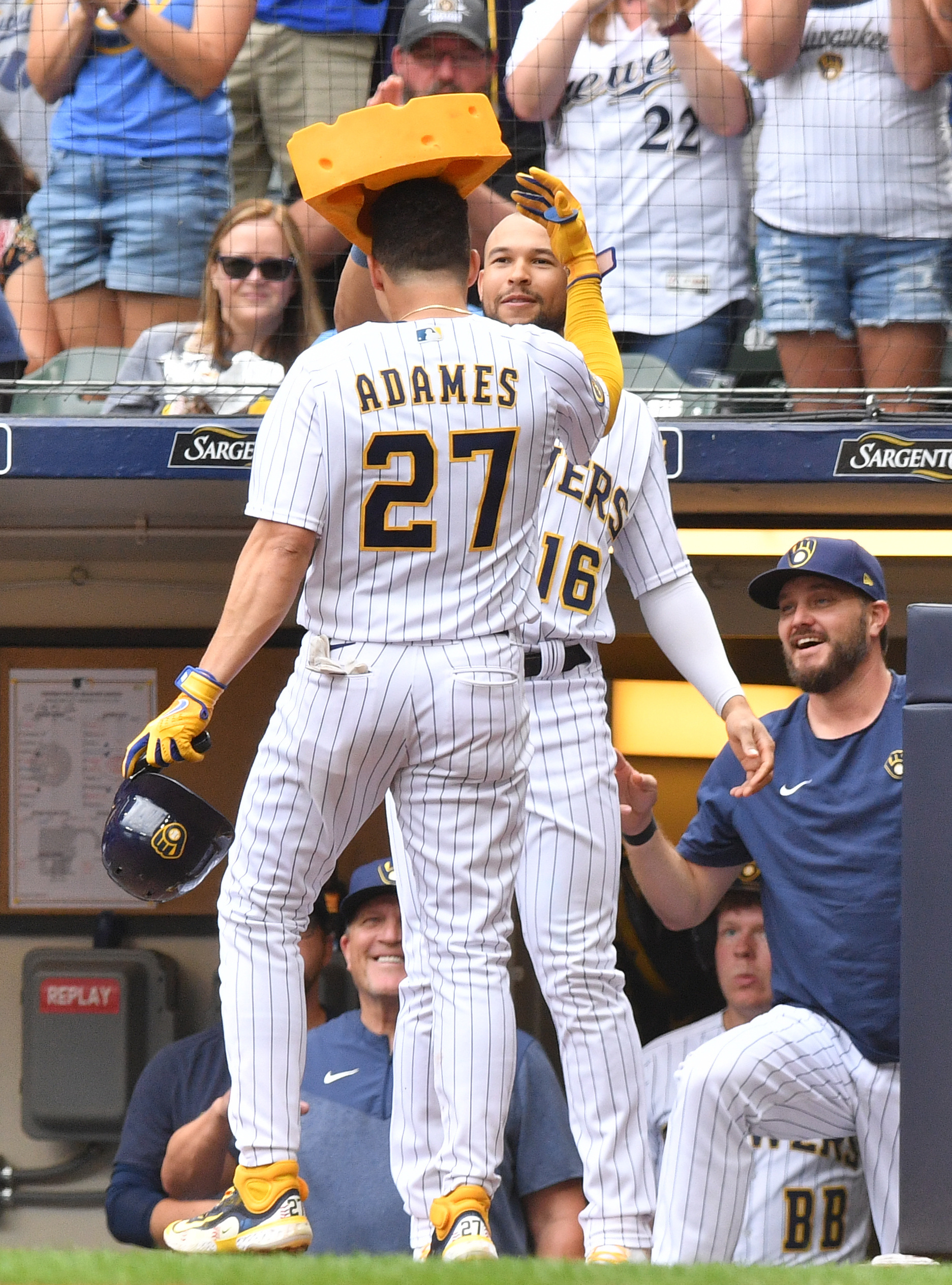 Brewers Craig Counsell holds hand up as Elly De La Cruz's