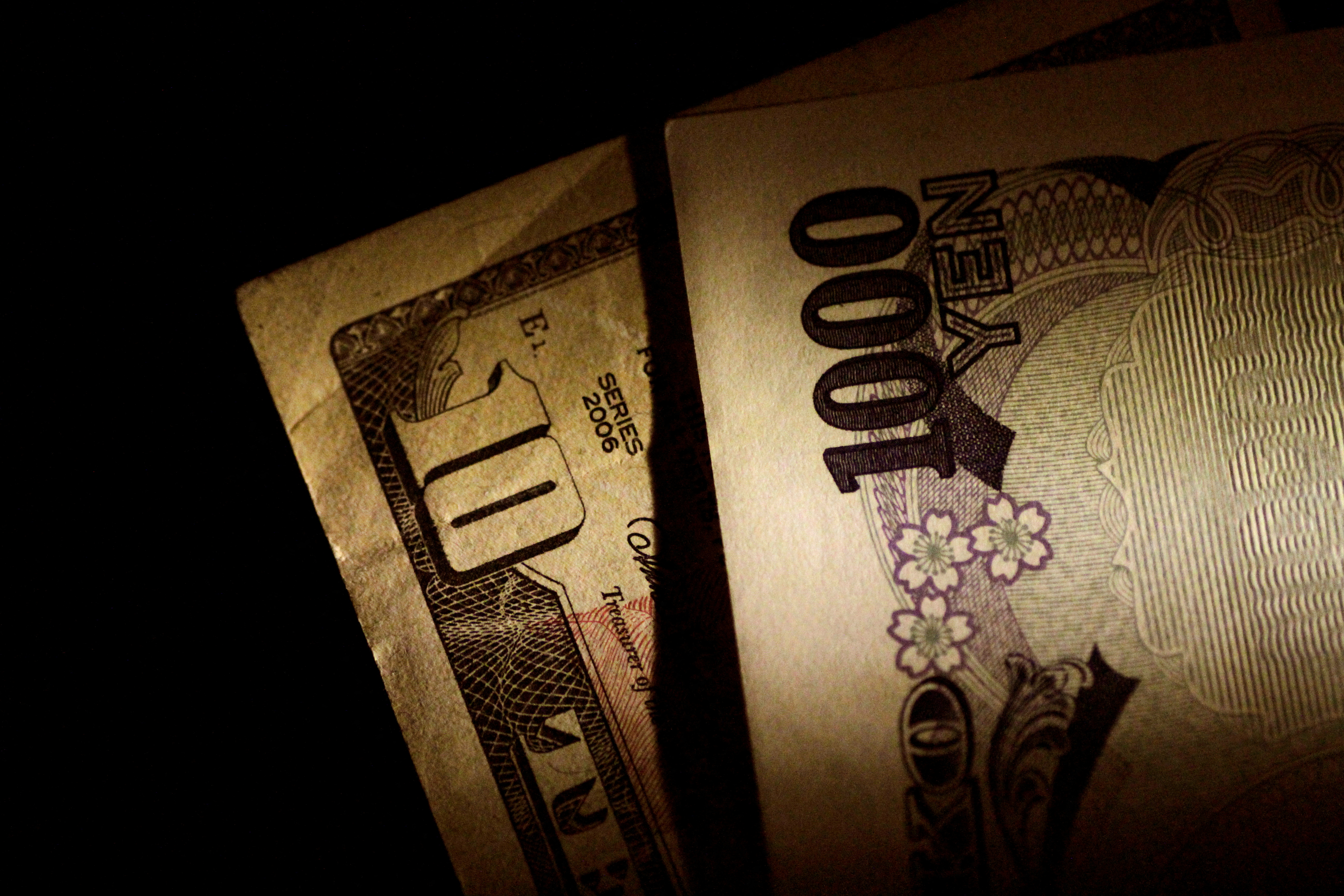Illustration photo of Japan Yen and U.S. Dollar notes
