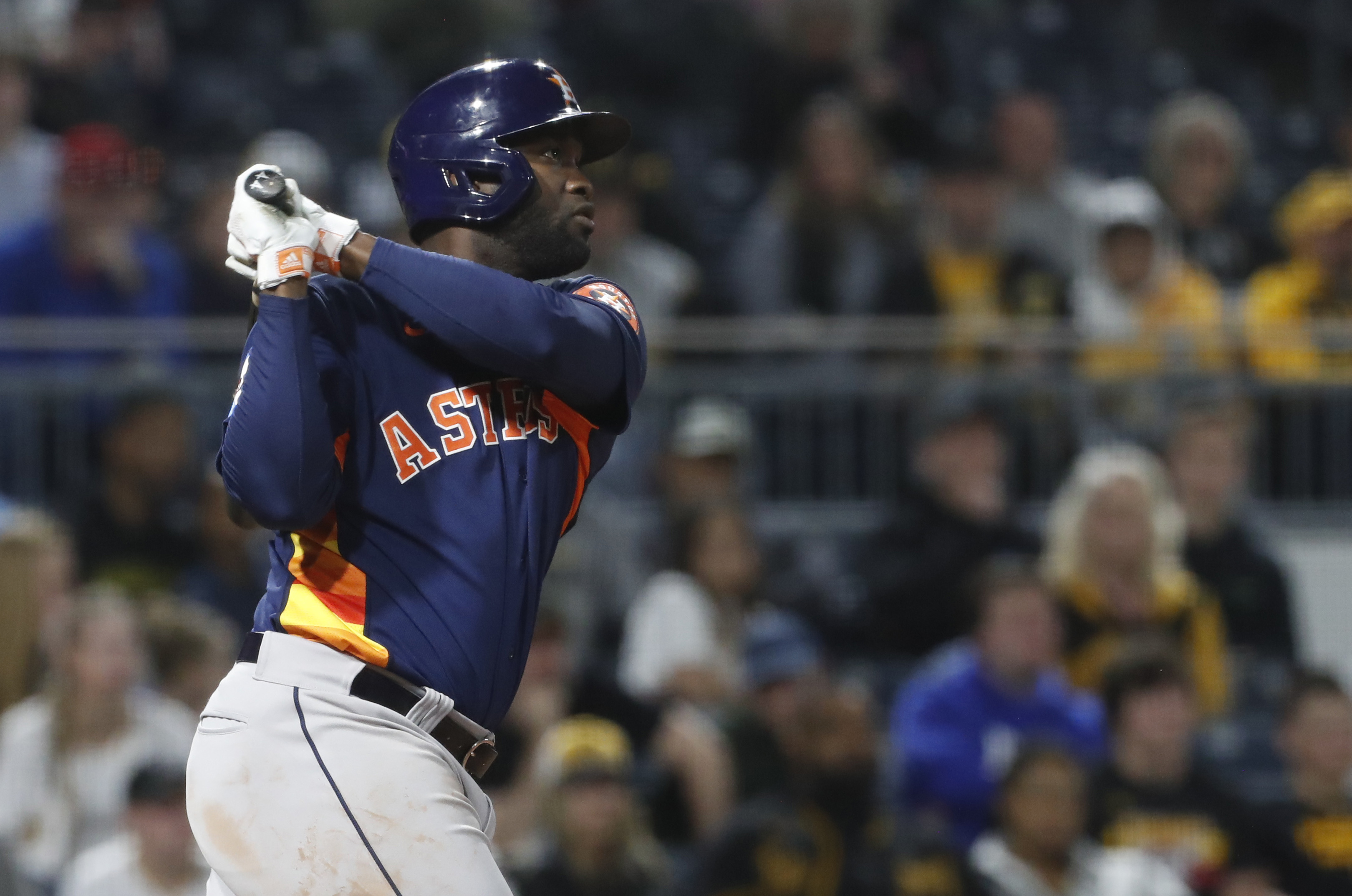 Astros pound out 13 hits, hammer Pirates 8-2