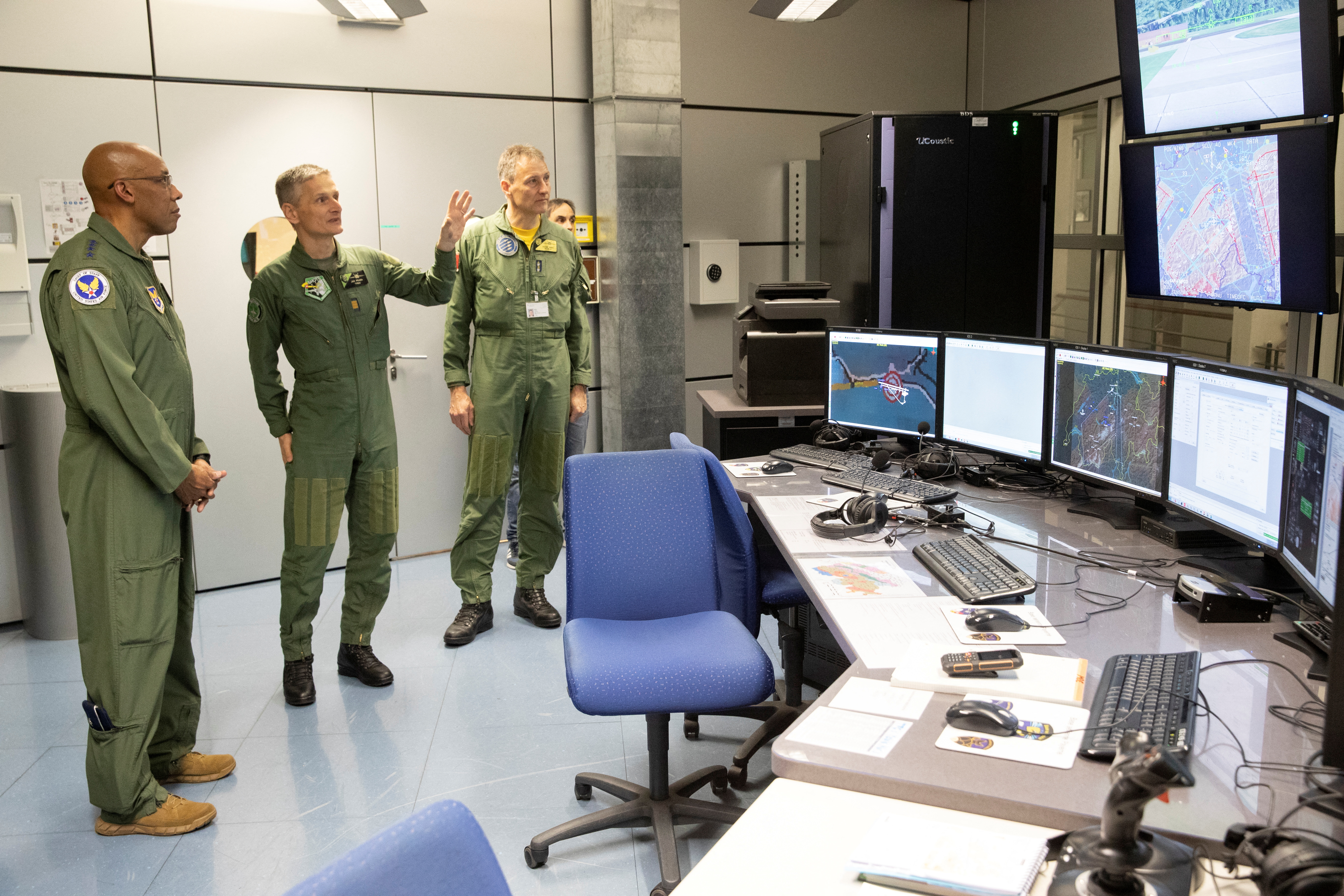 Commander of the Swiss Air Force General Merz and Chief of Staff of the U.S. Air Force General Brown Jr. visit a flight simulator in Payerne