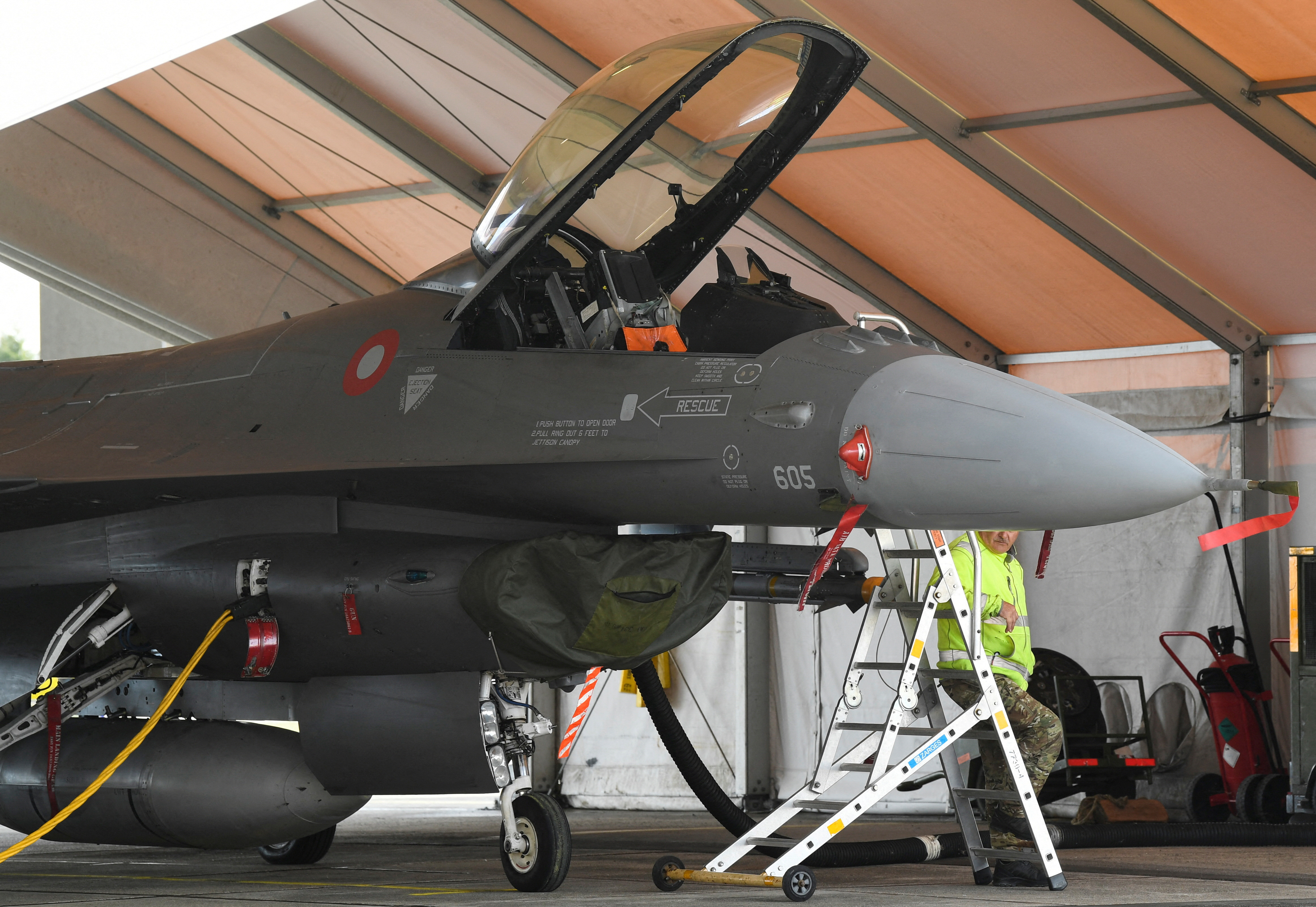 El Ministro de Defensa danés, Morten Bodskov, visita un avión F-16 de la Fuerza Aérea Danesa en el aeropuerto