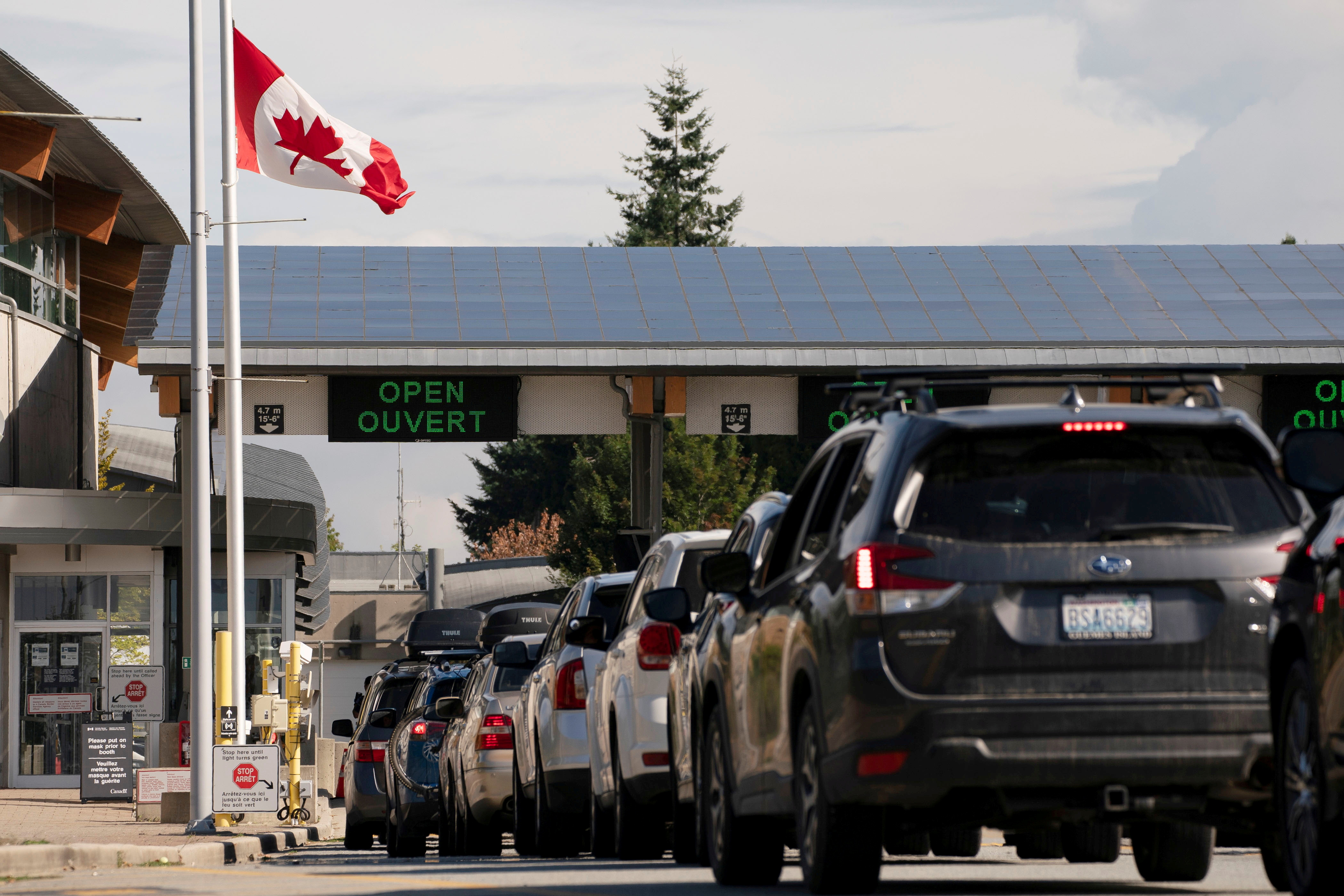 People cross the U.S.-Canadian border after Canada opened the border to vaccinated Americans in Blaine, Washington, U.S., August 9, 2021.  REUTERS/David Ryder