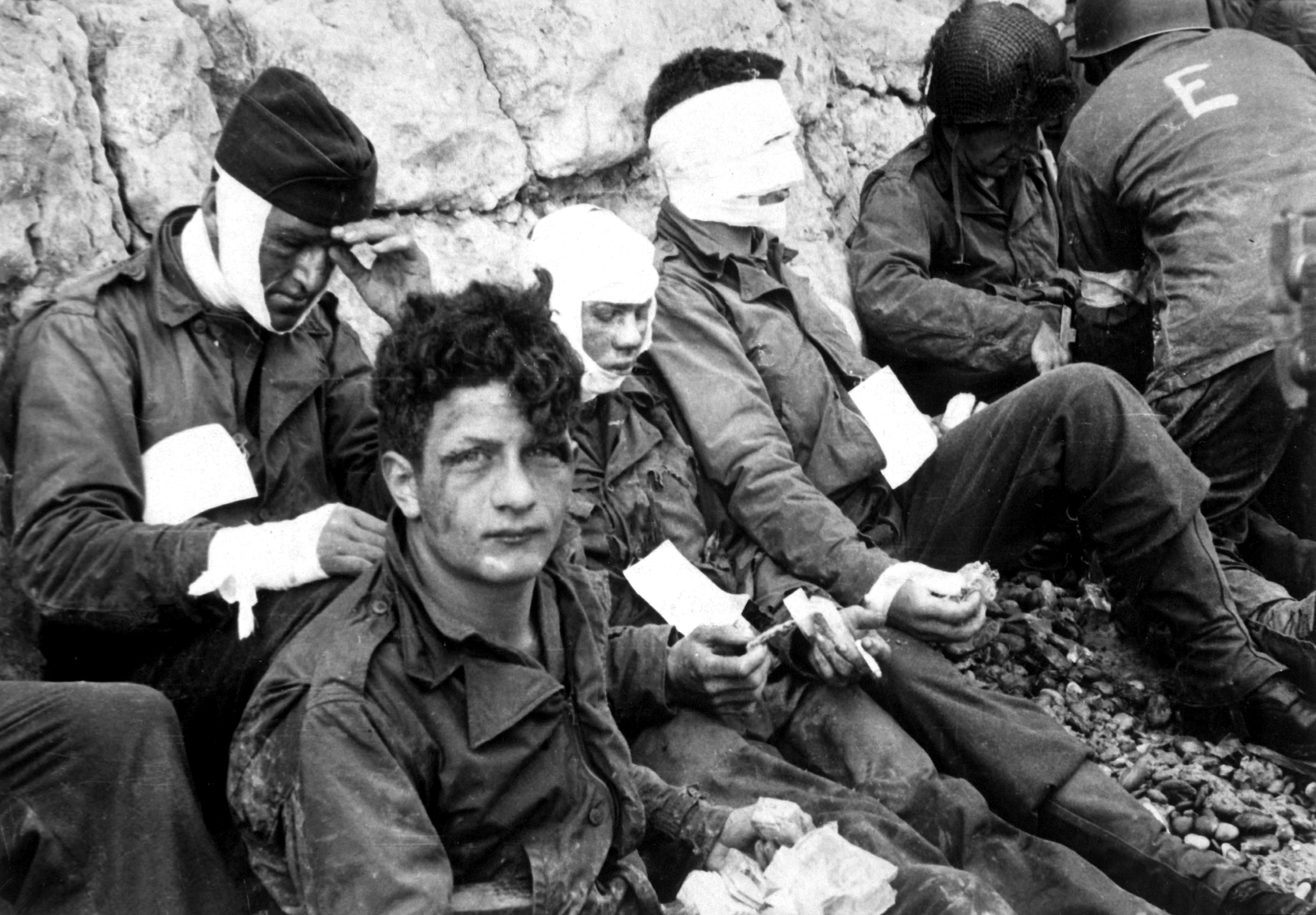 '- HANDOUT FILE PHOTO TAKEN 06JUN1944 - American assault troops of the 16th Infantry Regiment, injure..