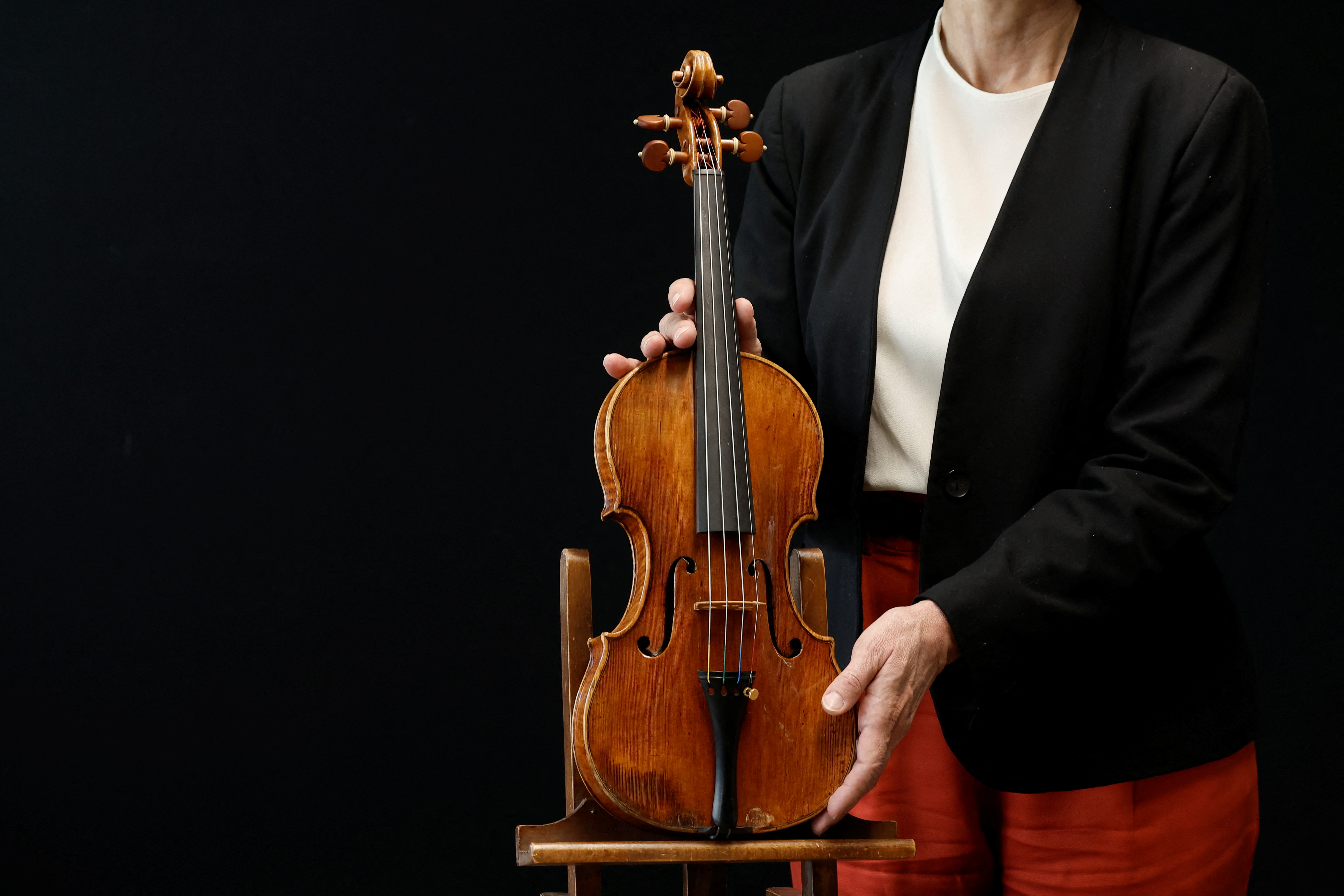 300-year-old violin to be auctioned in Paris