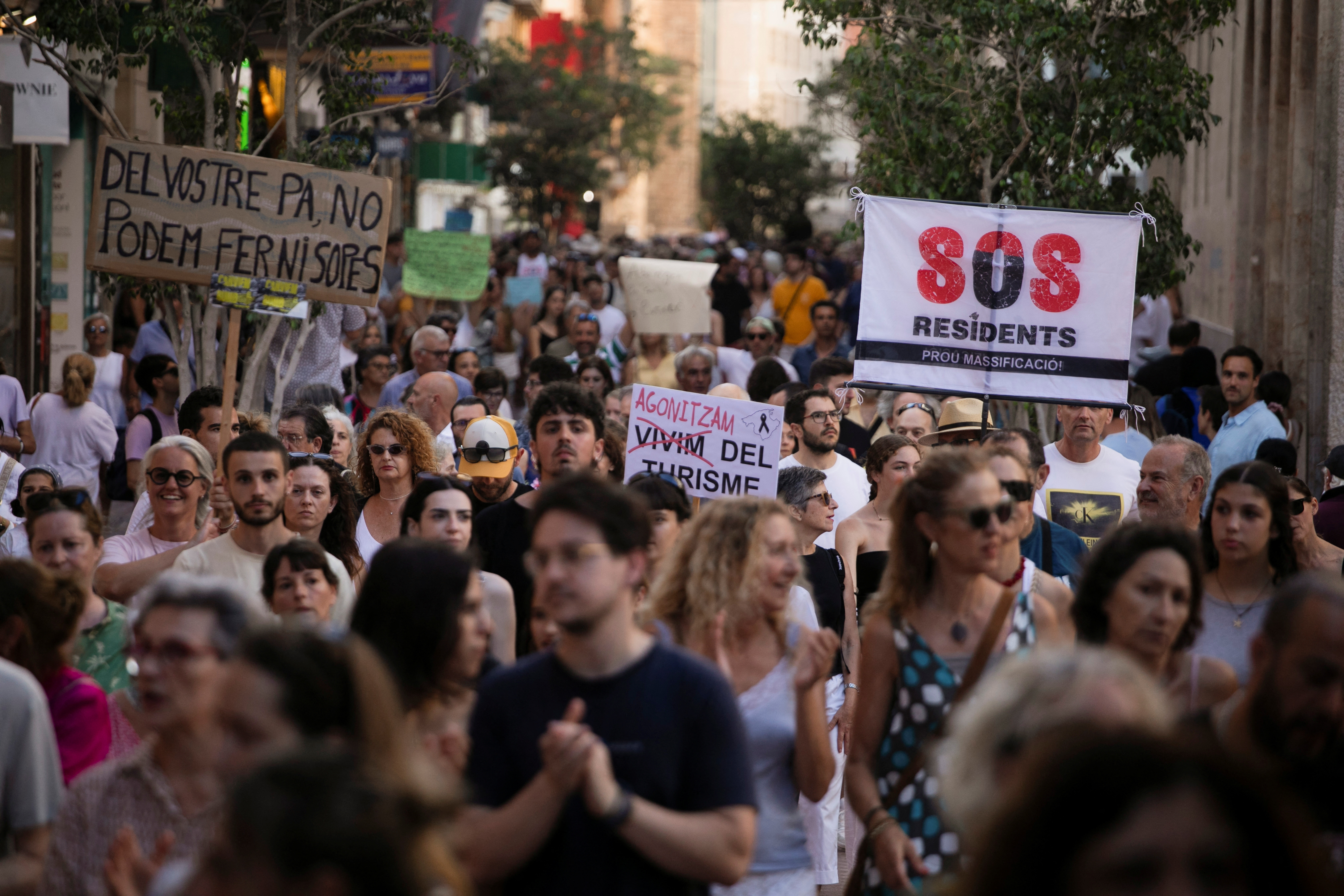 スペインのパルマデマヨルカで数千人がデモ、マスツーリズムに反発