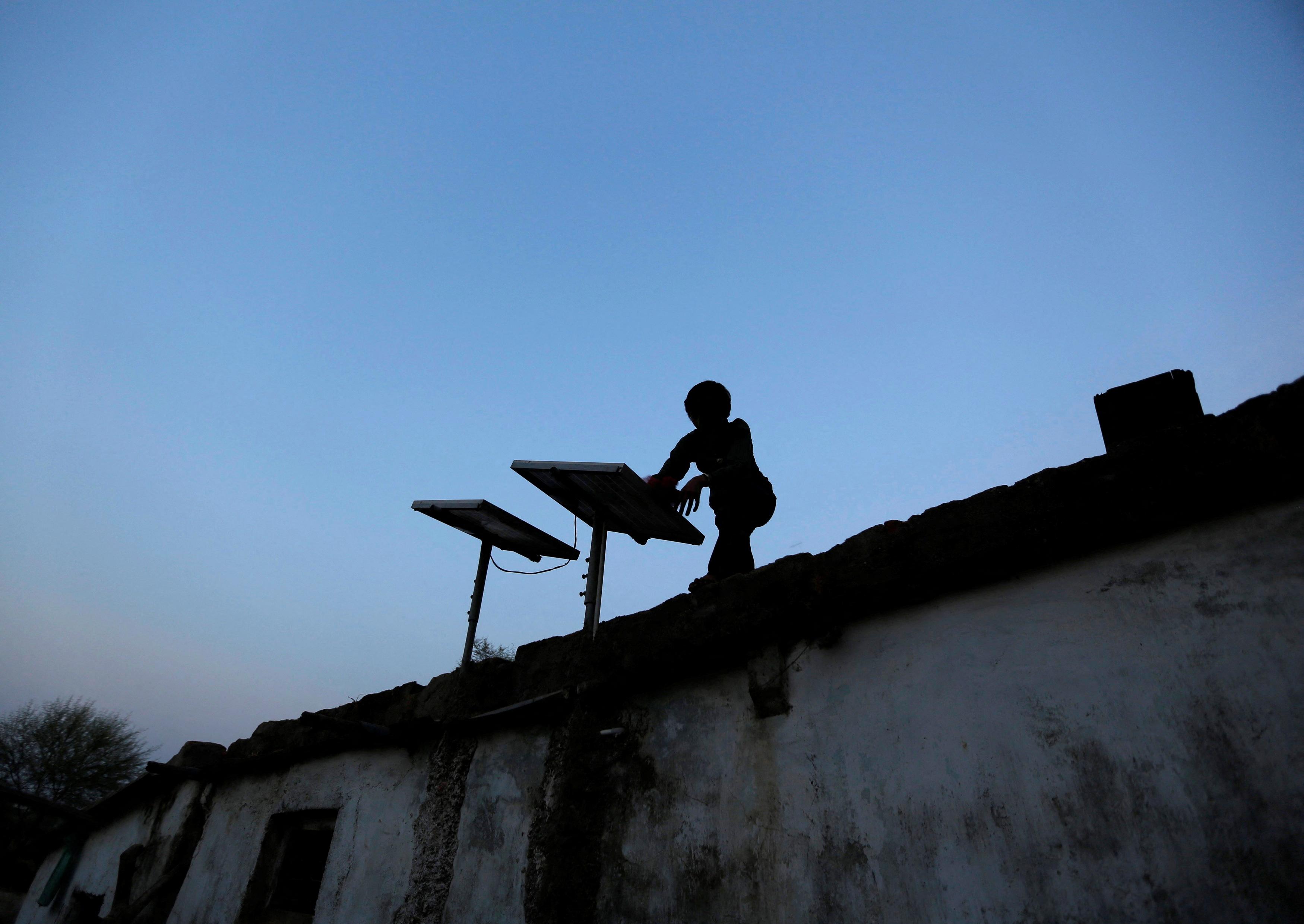 Indian lender REC inks renewable energy pacts worth 13.4 bln Reuters
