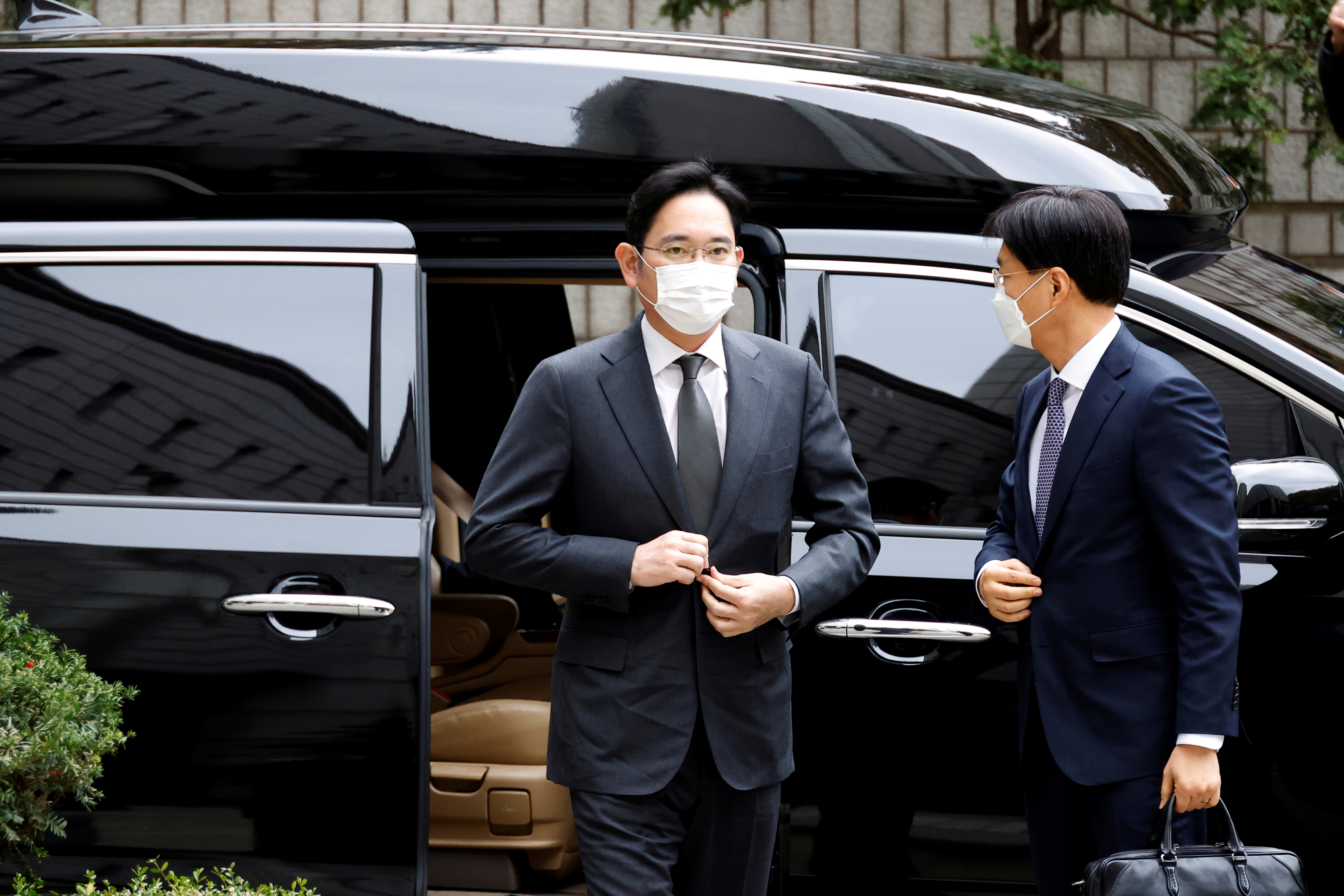 Samsung Group heir Jay Y. Lee arrives at a court in Seoul, South Korea, November 9, 2020.   REUTERS/Kim Hong-Ji/File Photo