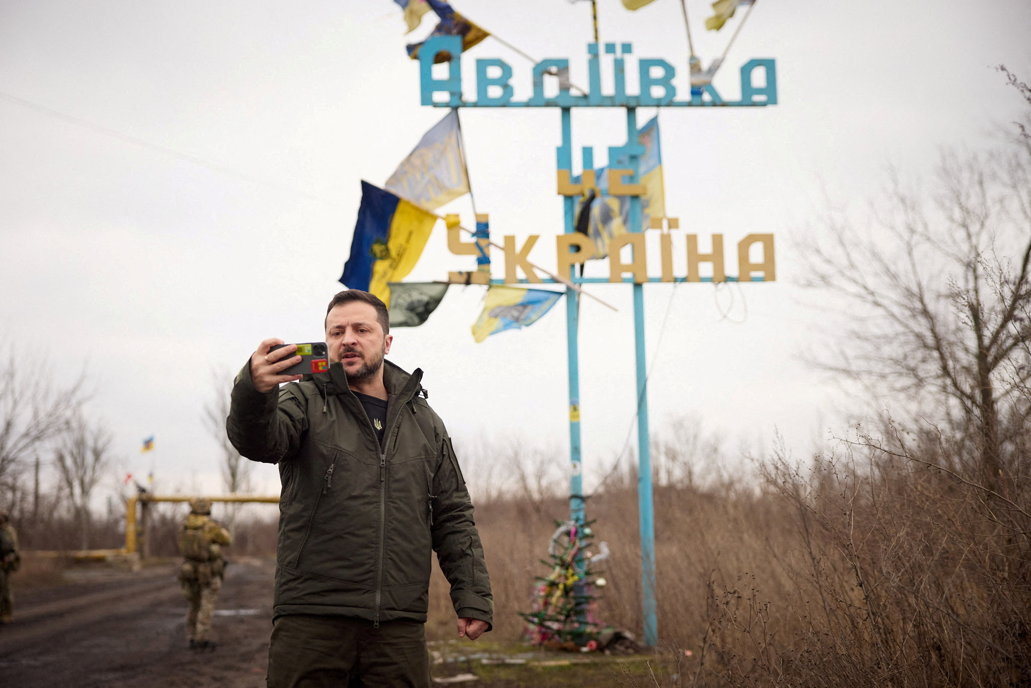 Tổng thống Ukraine Zelenskiy quay video khi ông đến thăm thị trấn tiền tuyến Avdiivka