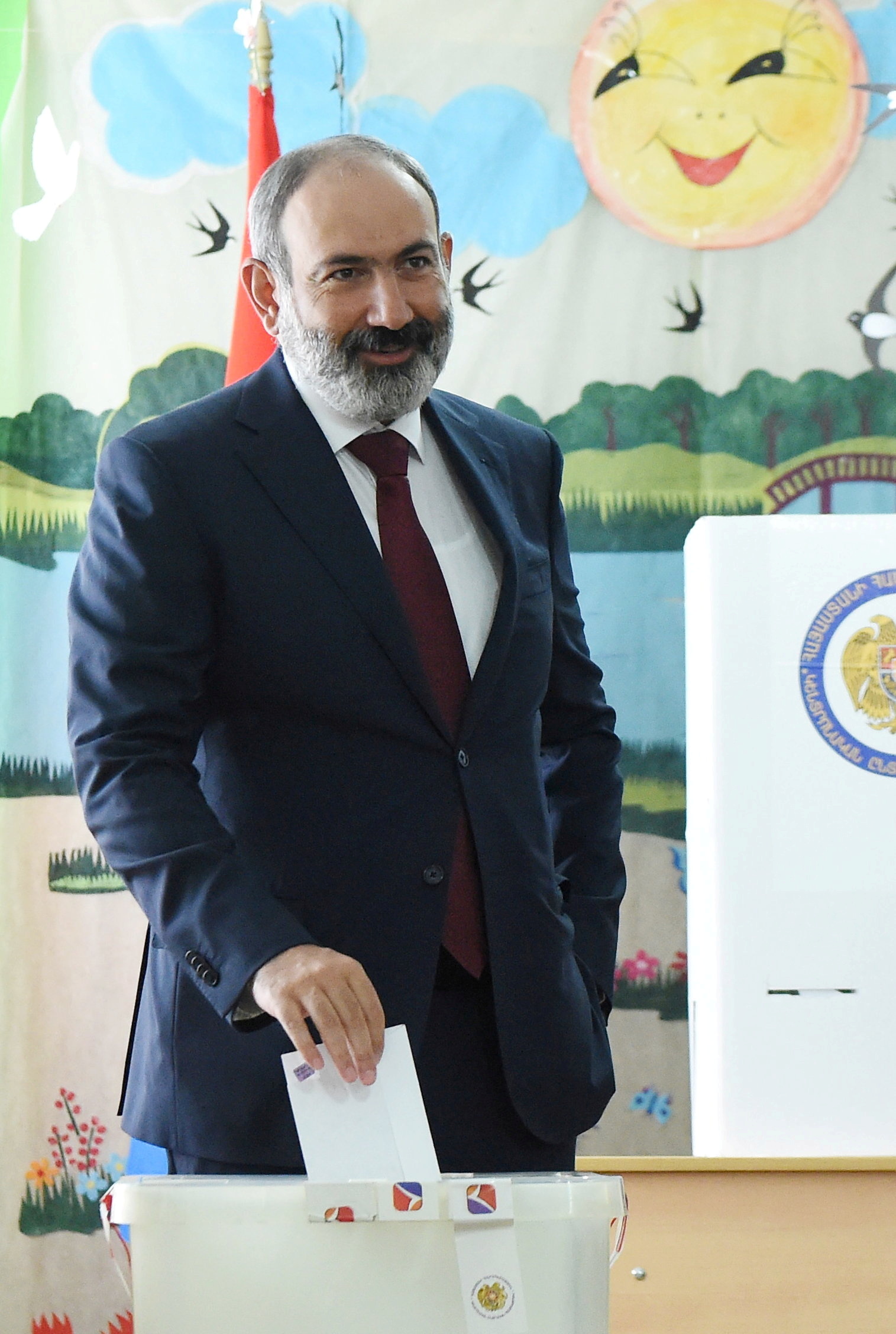 Leader of Civil Contract party Nikol Pashinyan casts his vote during the snap parliamentary election in Yerevan