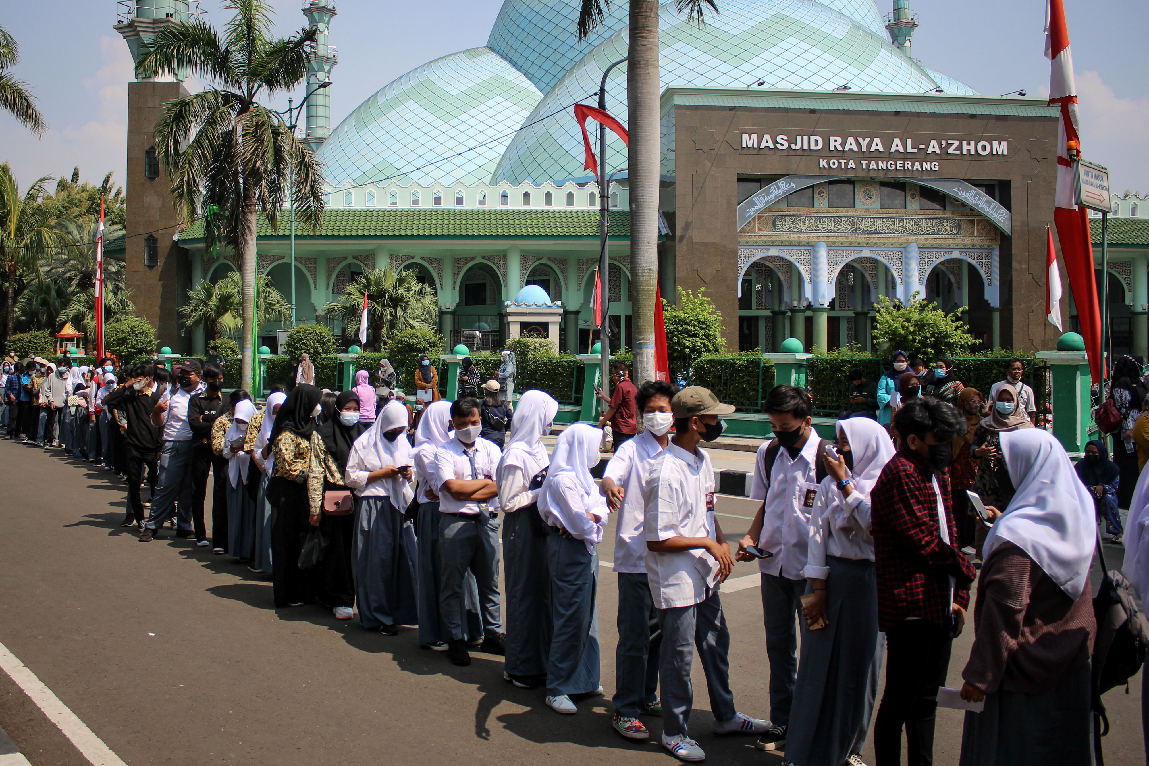 Vaccination program for students at the Tangerang City Government Center