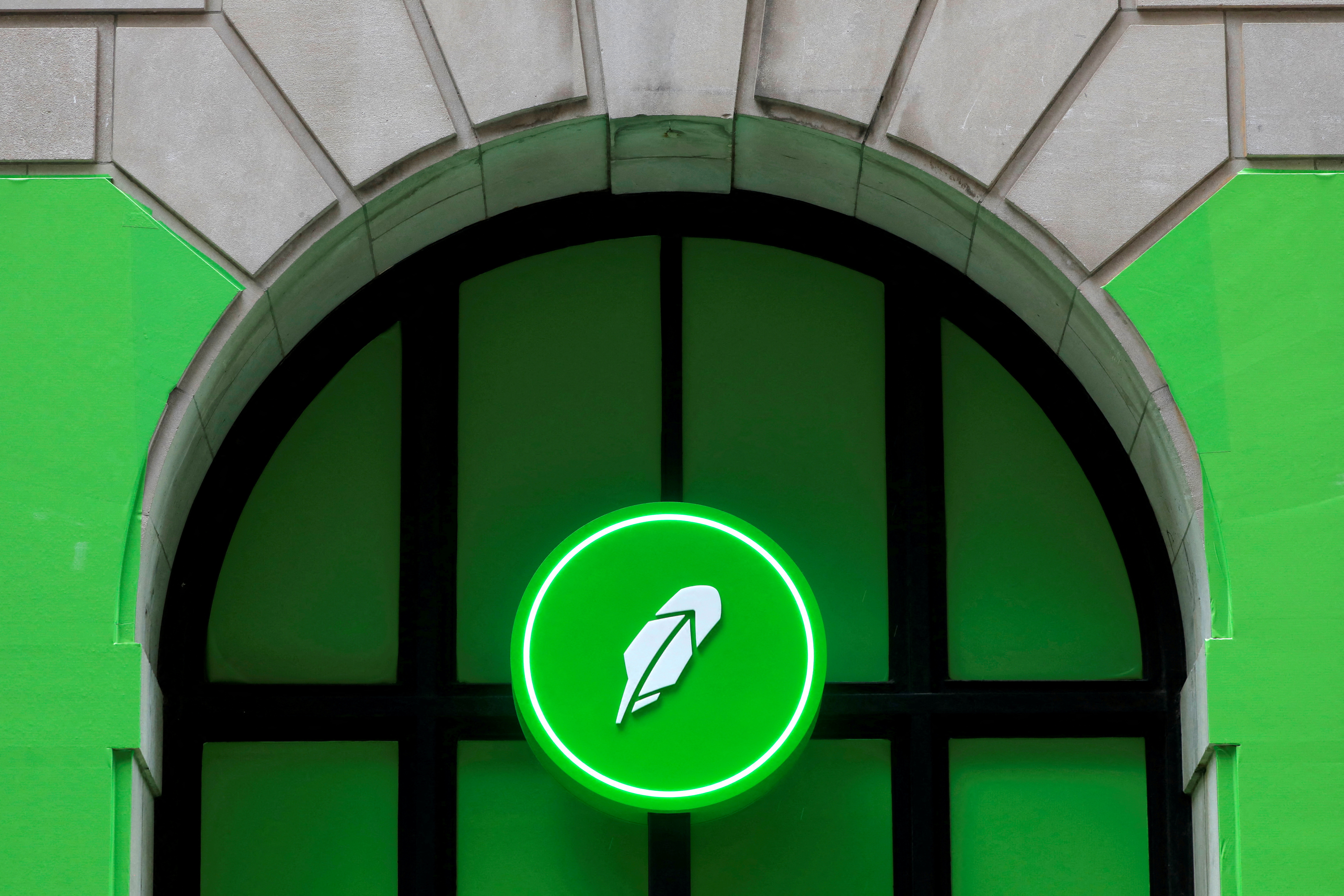 FOTO DE ARCHIVO: El logotipo de Robinhood Markets, Inc. se ve en un evento emergente en Wall Street después de la salida a bolsa de la compañía en la ciudad de Nueva York