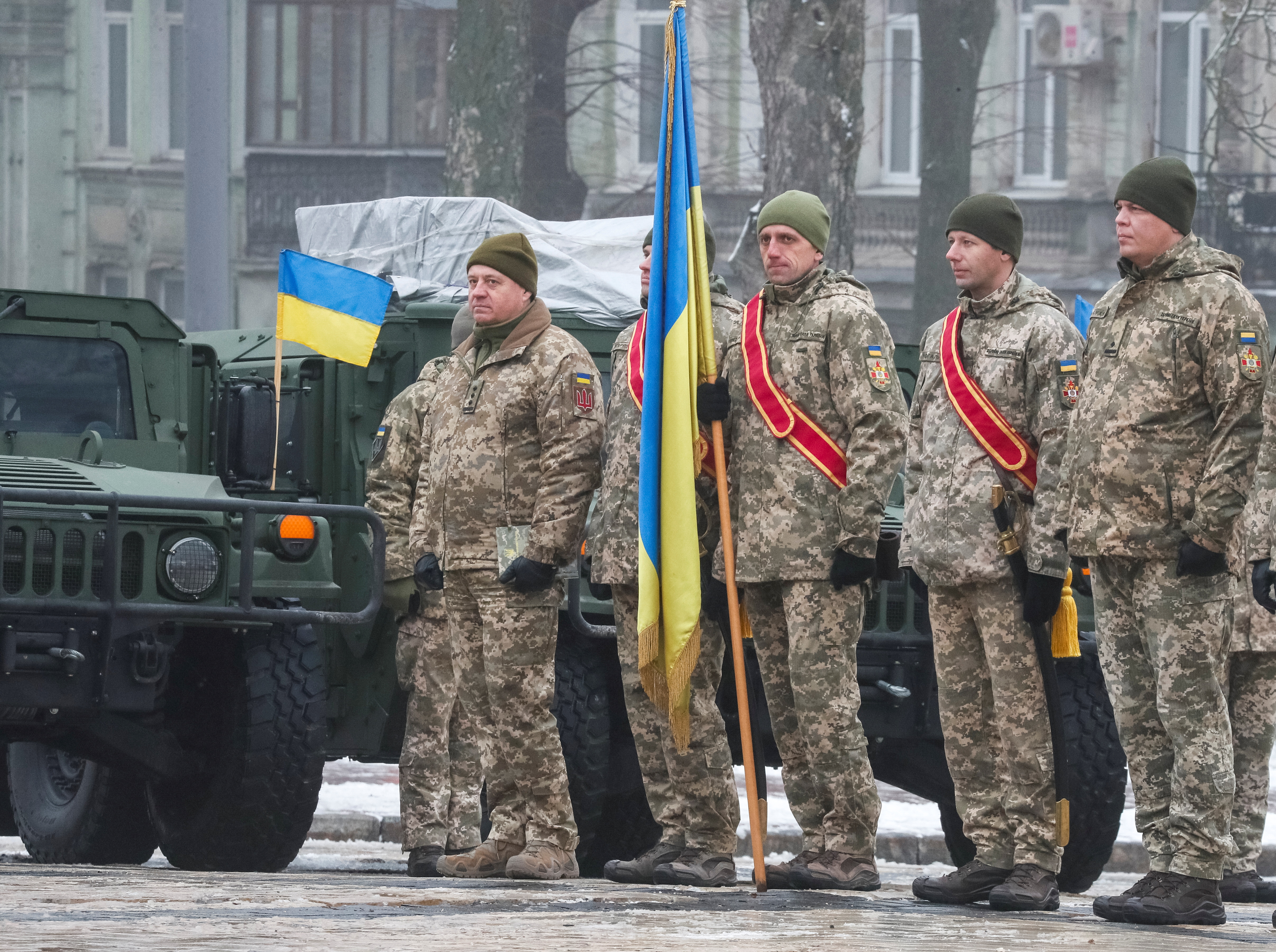 Militares ucraínos asisten a un ensaio dunha cerimonia oficial para entregar tanques, vehículos blindados de transporte de persoal e vehículos militares ás Forzas Armadas de Ucraína mentres o país celebra o Día do Exército en Kiev, Ucraína, o 6 de decembro de 2021. REUTERS/Gleb Garanich