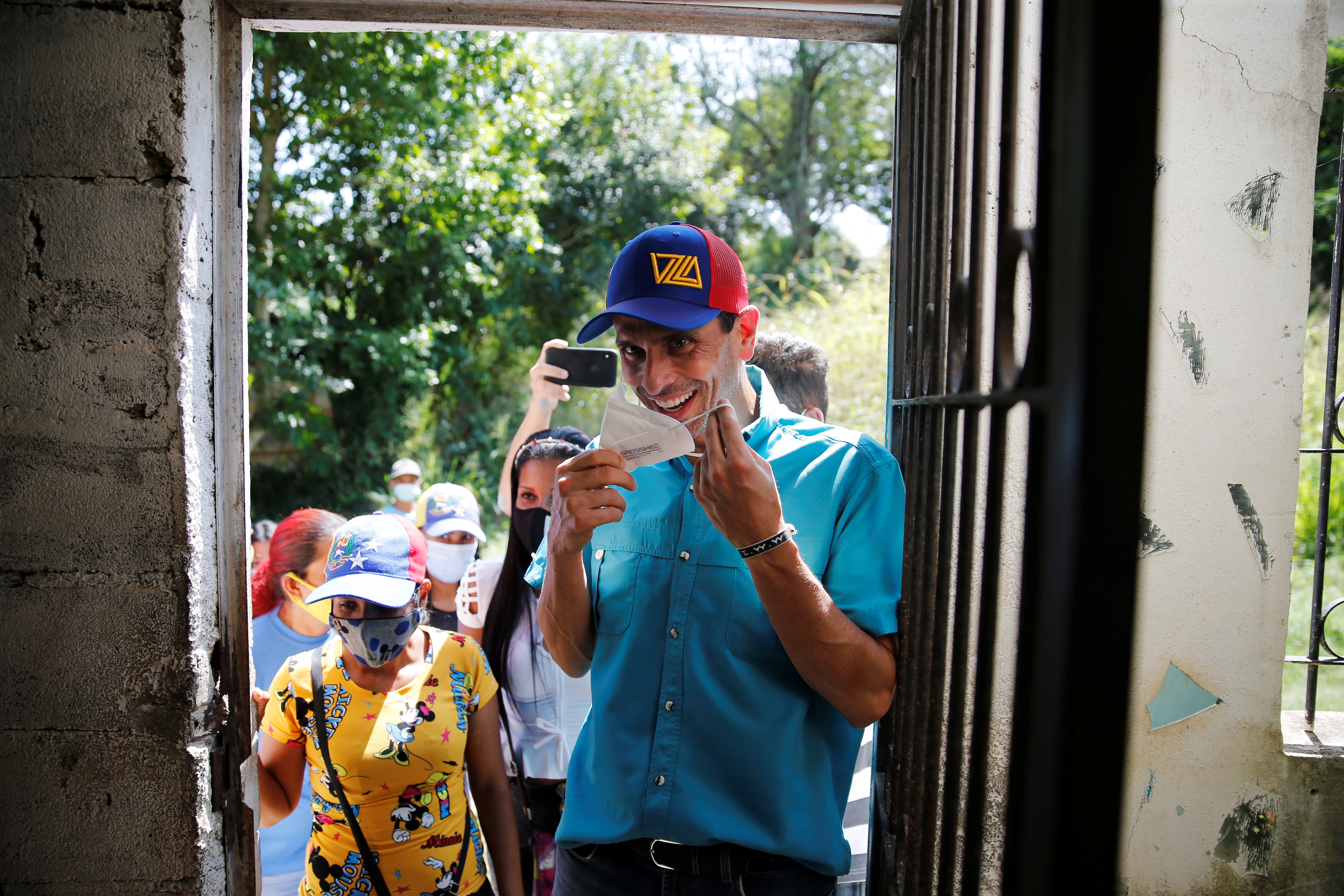 Opposition leader Henrique Capriles arrives at the home of one of his supporters during door-to-door campaigning ahead of the country's regional elections, in Yare, Venezuela October 29, 2021.  REUTERS/Leonardo Fernandez Viloria