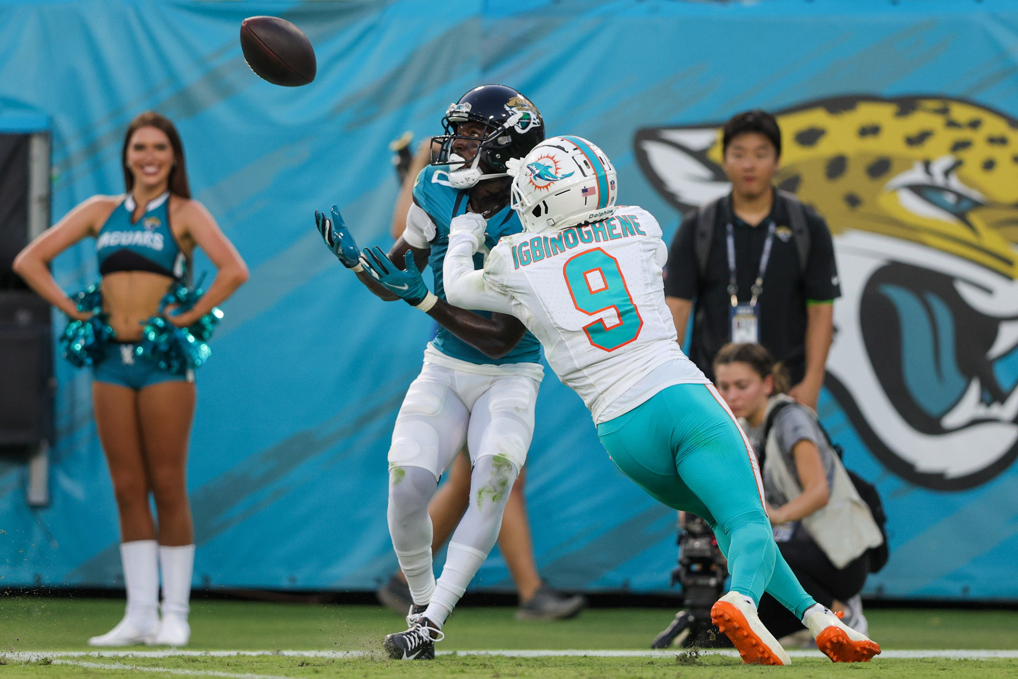 Jaguars lean on rushing attack to topple Dolphins