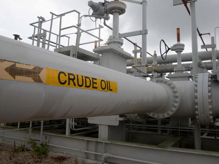 原油先物は下落、需要懸念が中東の供給不安を相殺