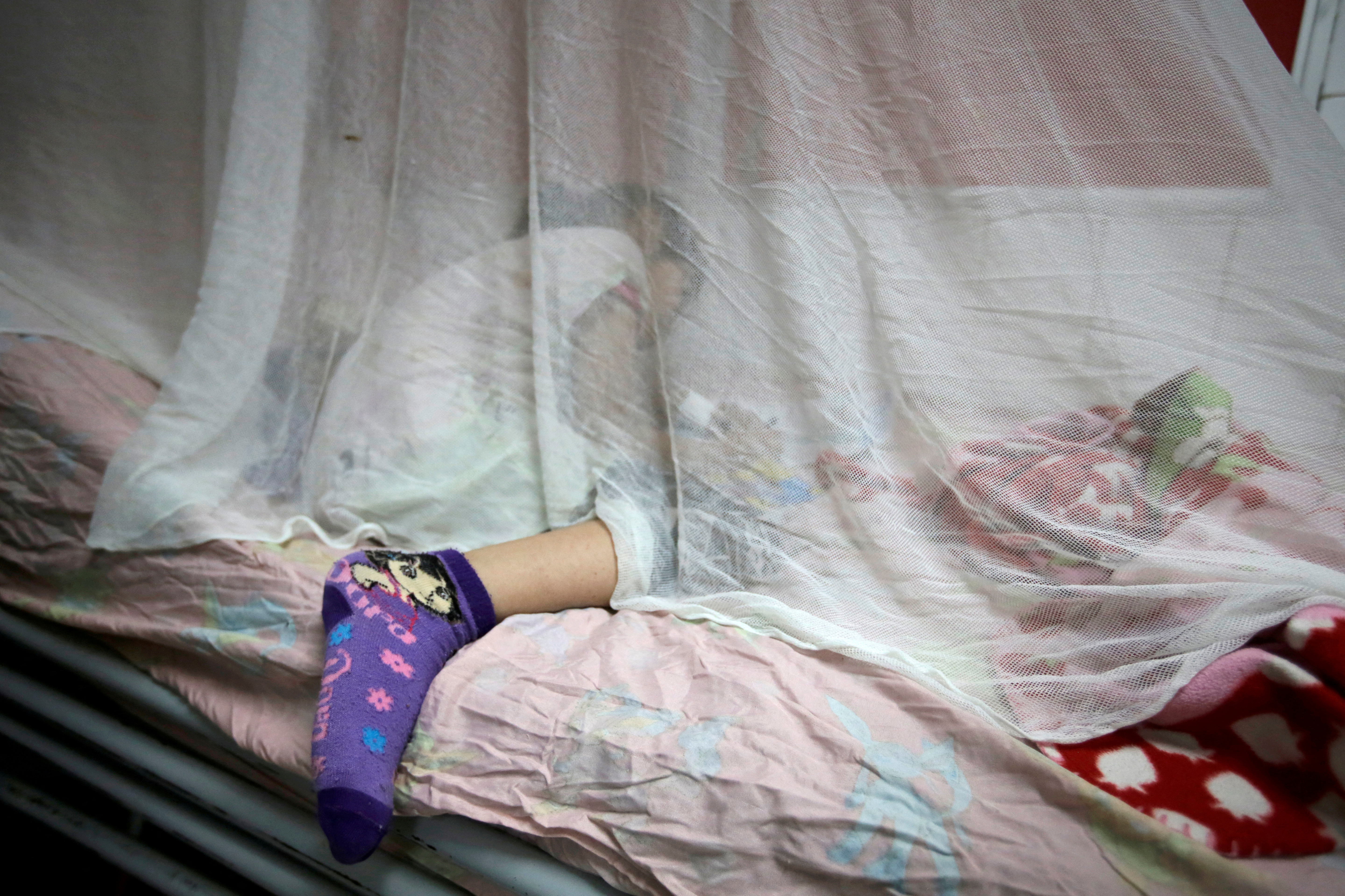 A girl with dengue fever receives attention at Hospital Escuela in Tegucigalpa