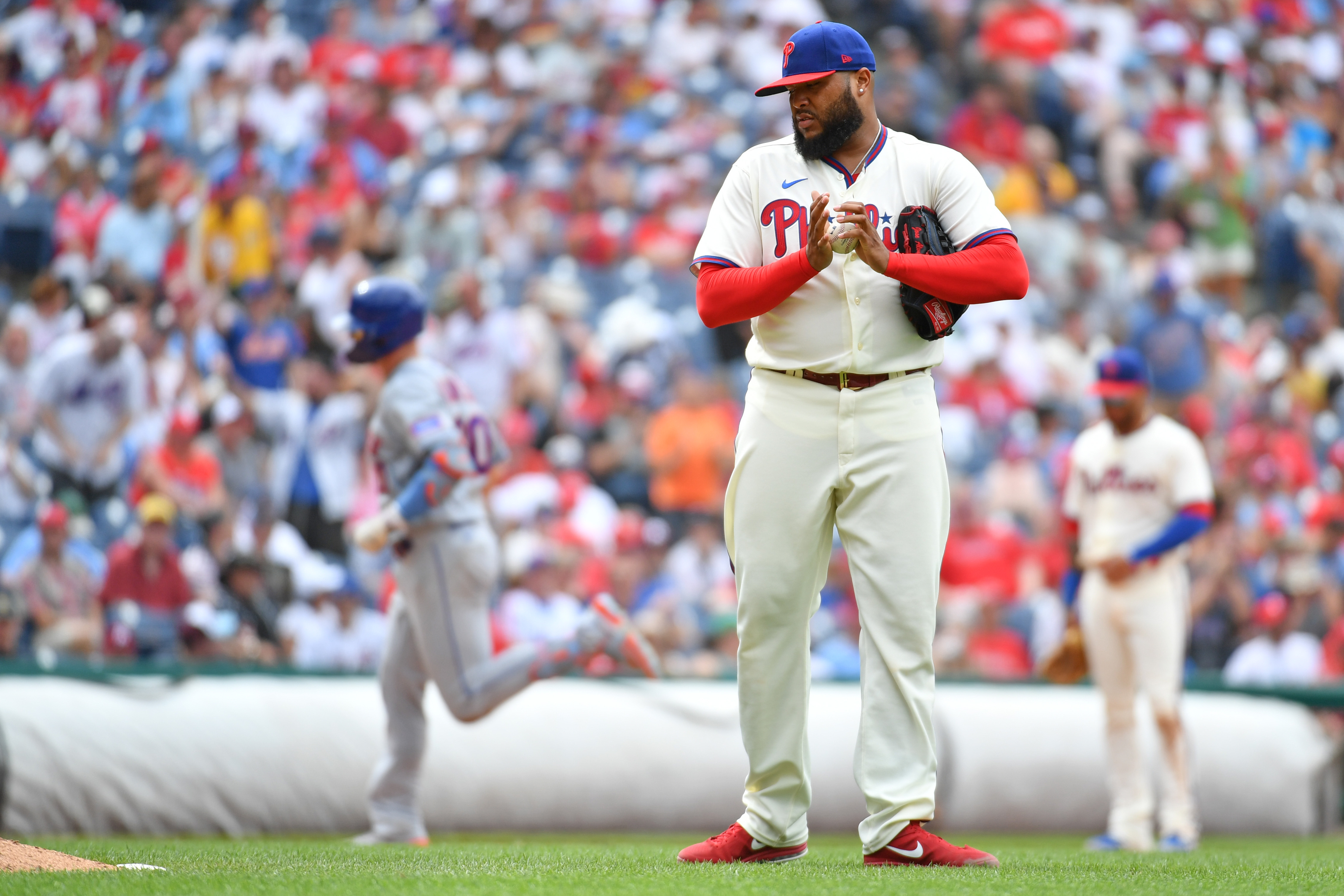 Phillies take advantage of Mets' mistakes for narrow win