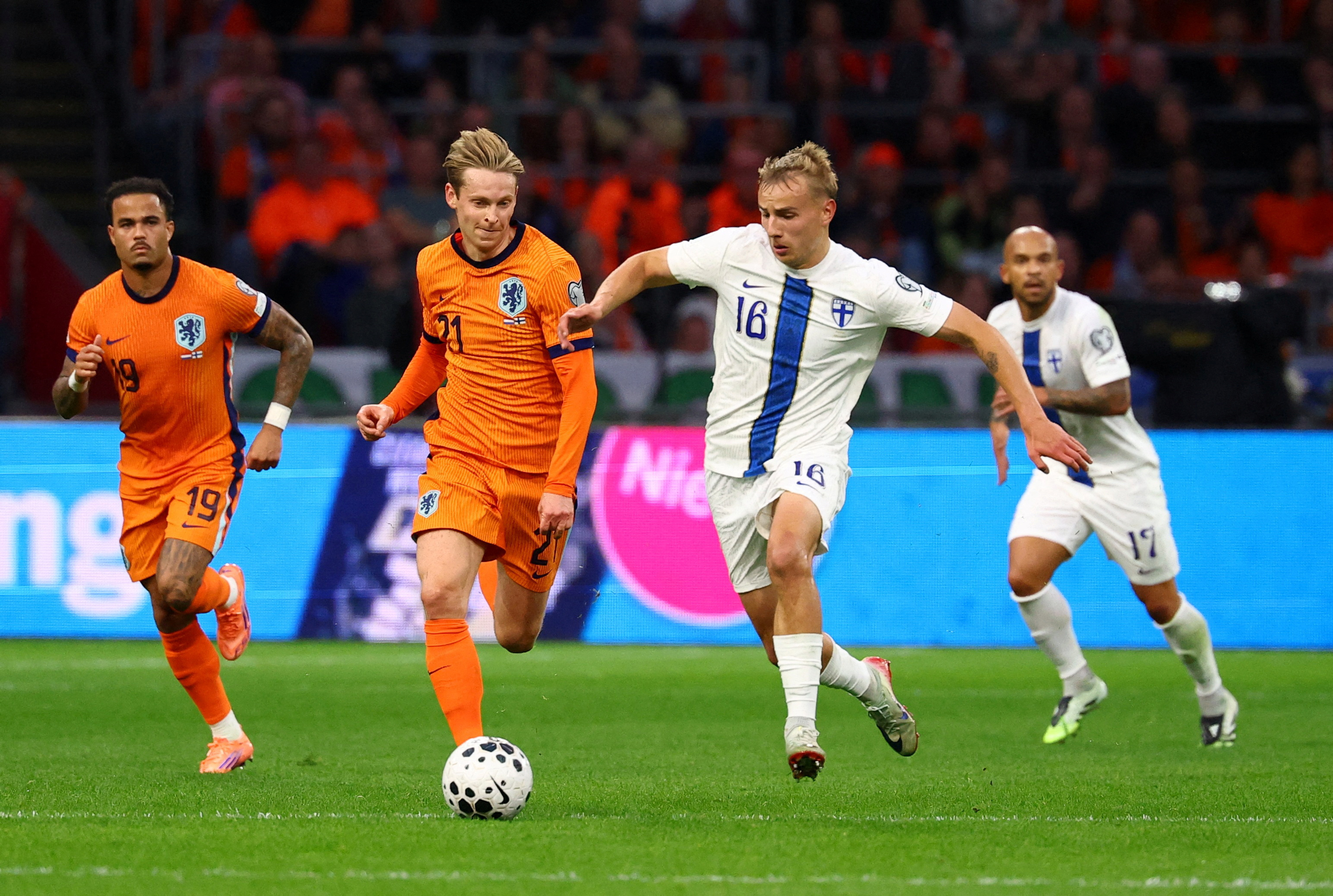 Fit De Jong offers an extra dimension to the Dutch | Reuters