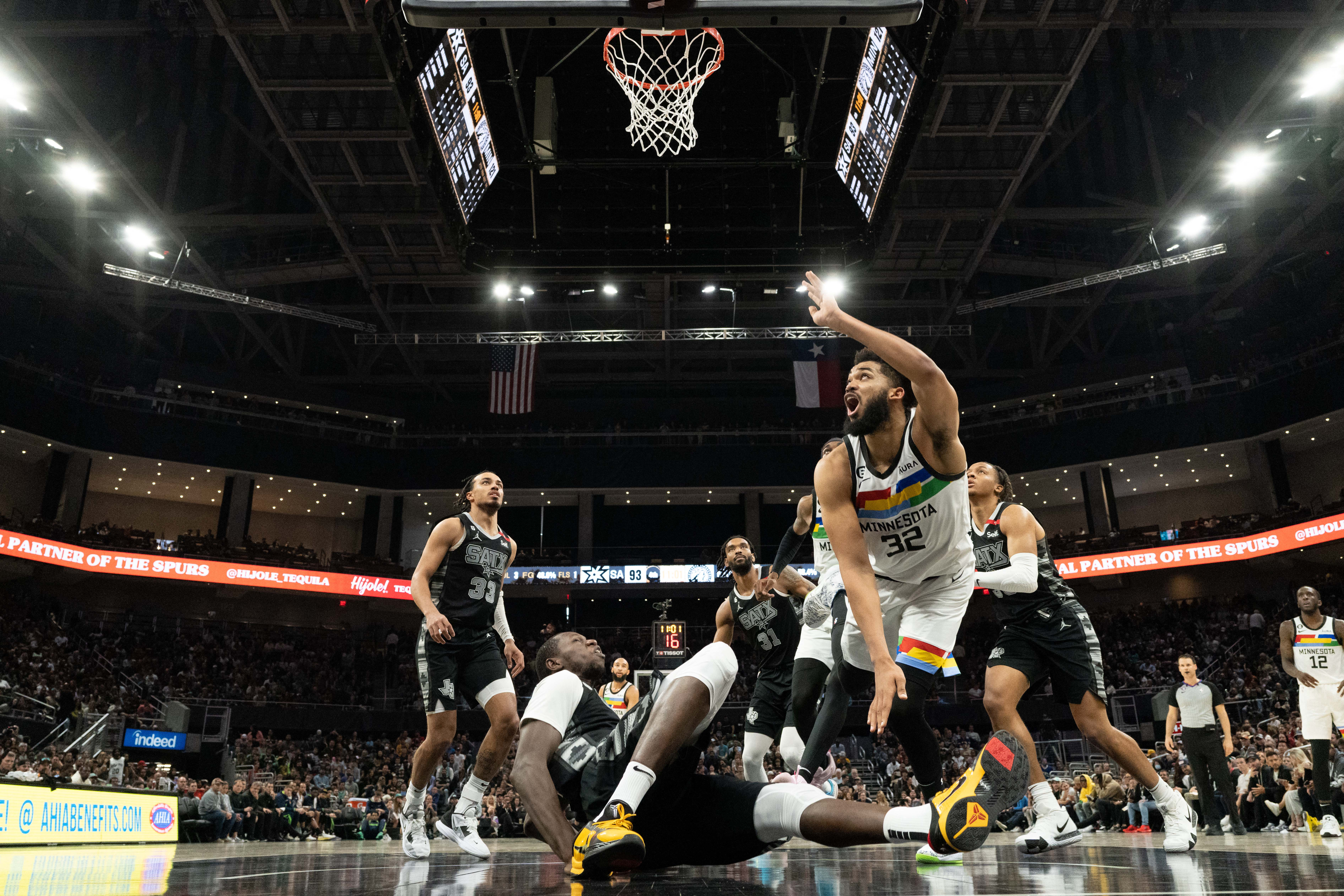 NBA: titular dos Wolves soca parede, quebra mão e perderá o play-in; vídeo, nba