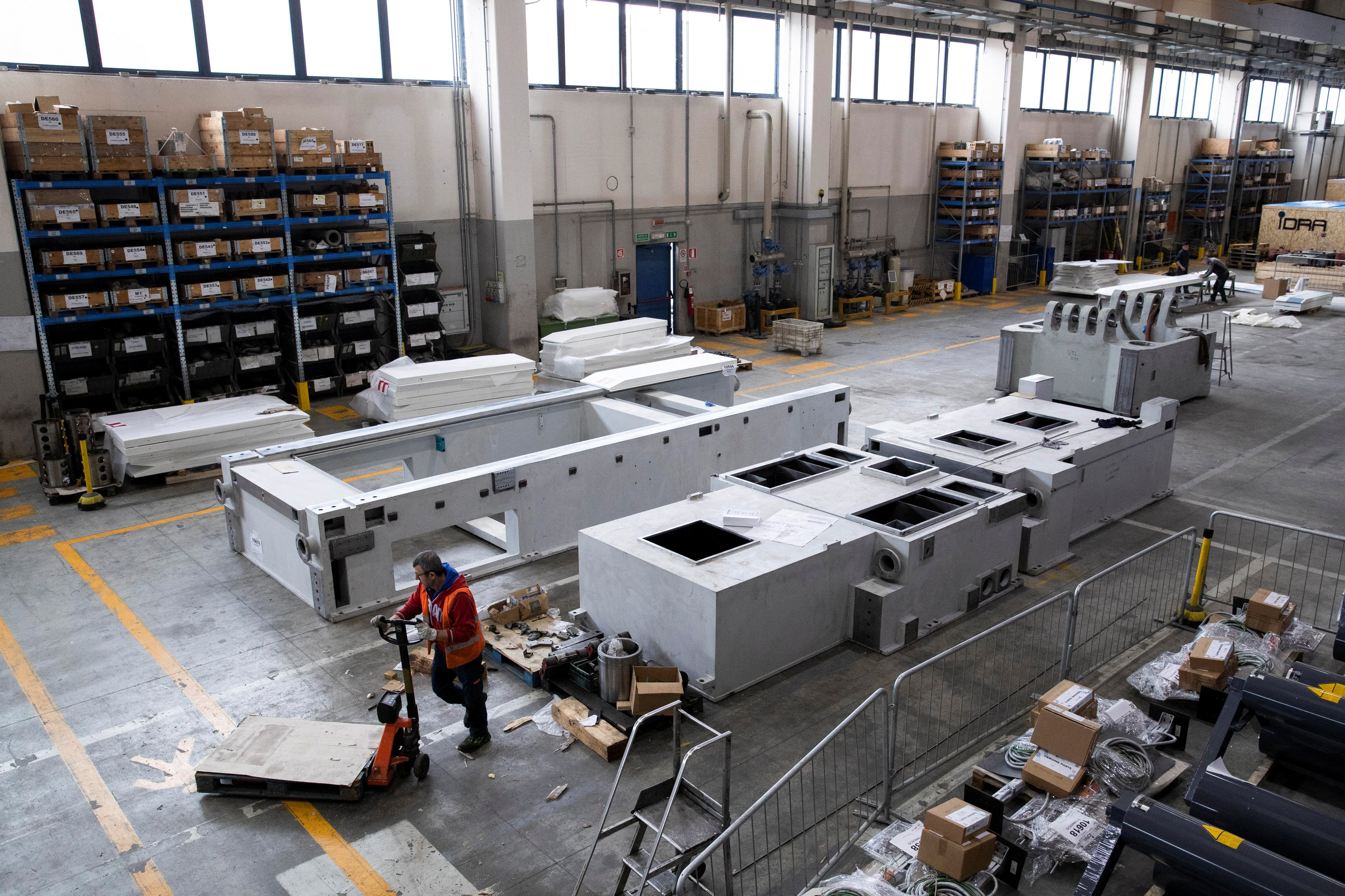 Las piezas de las máquinas de prensa se muestran en la planta del grupo IDRA en Travagliato