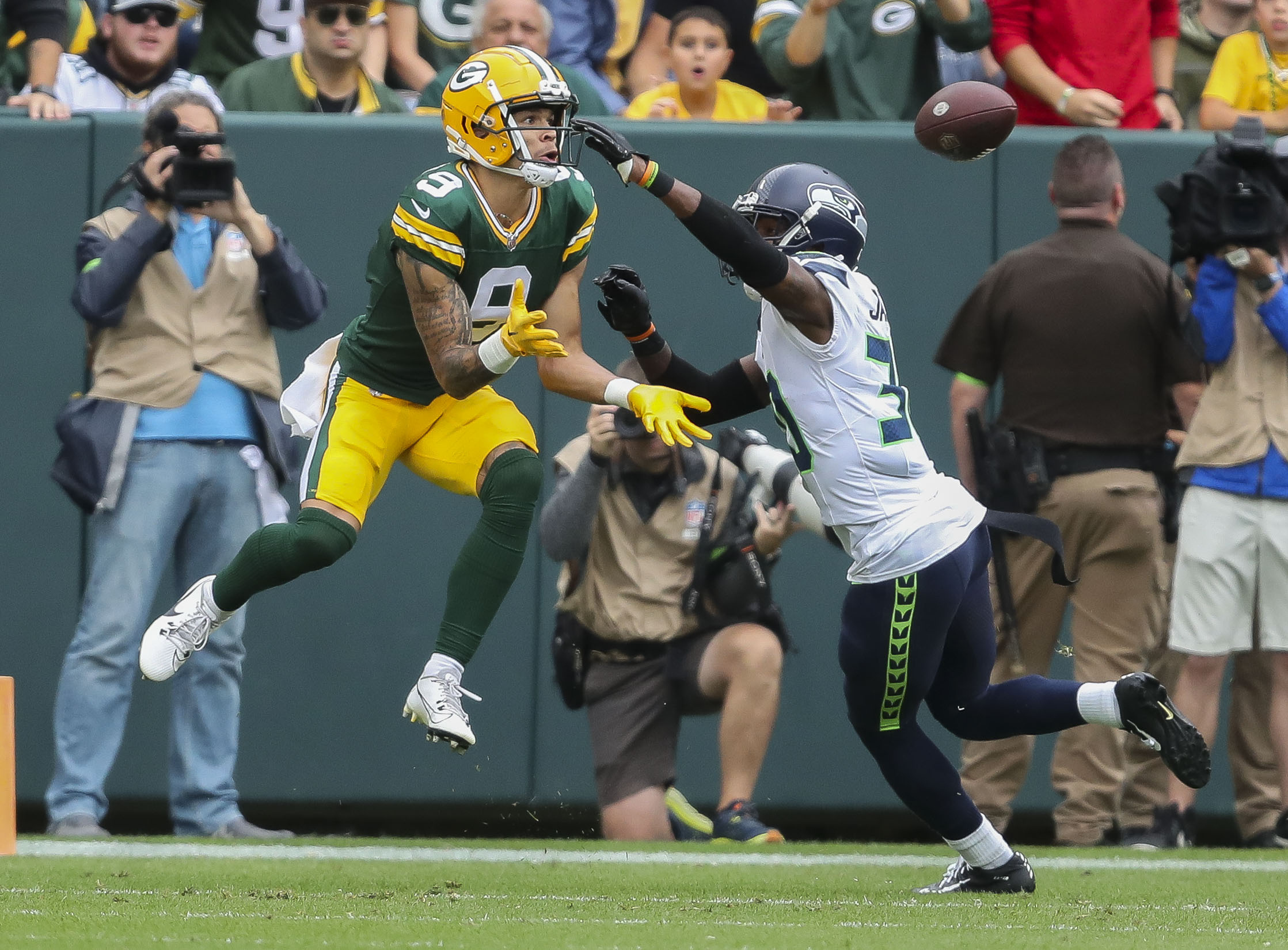 Packers Score Late, Hang On To Defeat Seahawks | Reuters