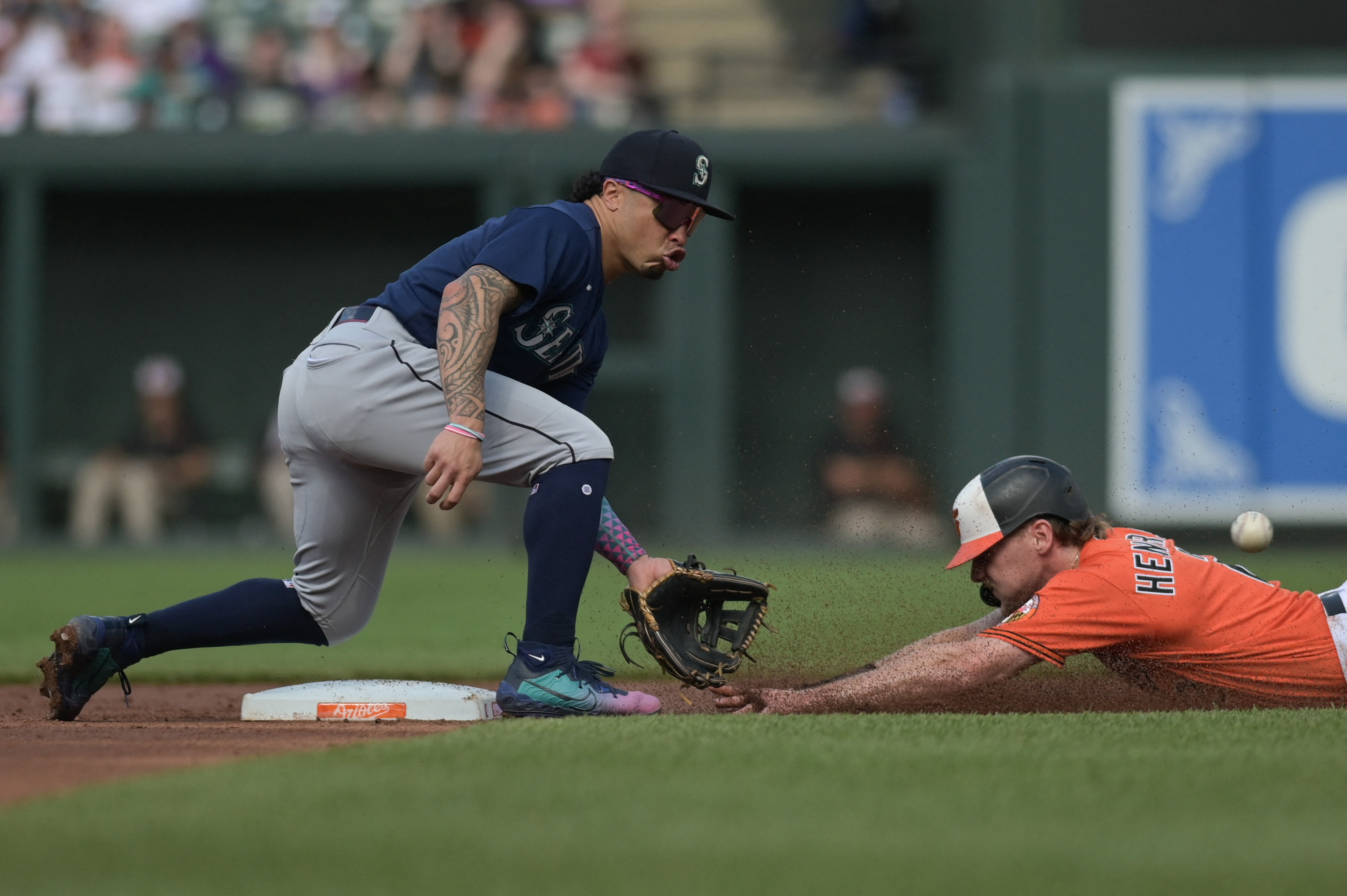Baltimore Orioles' Anthony Santander Robs Home Run vs. Seattle Mariners -  Fastball