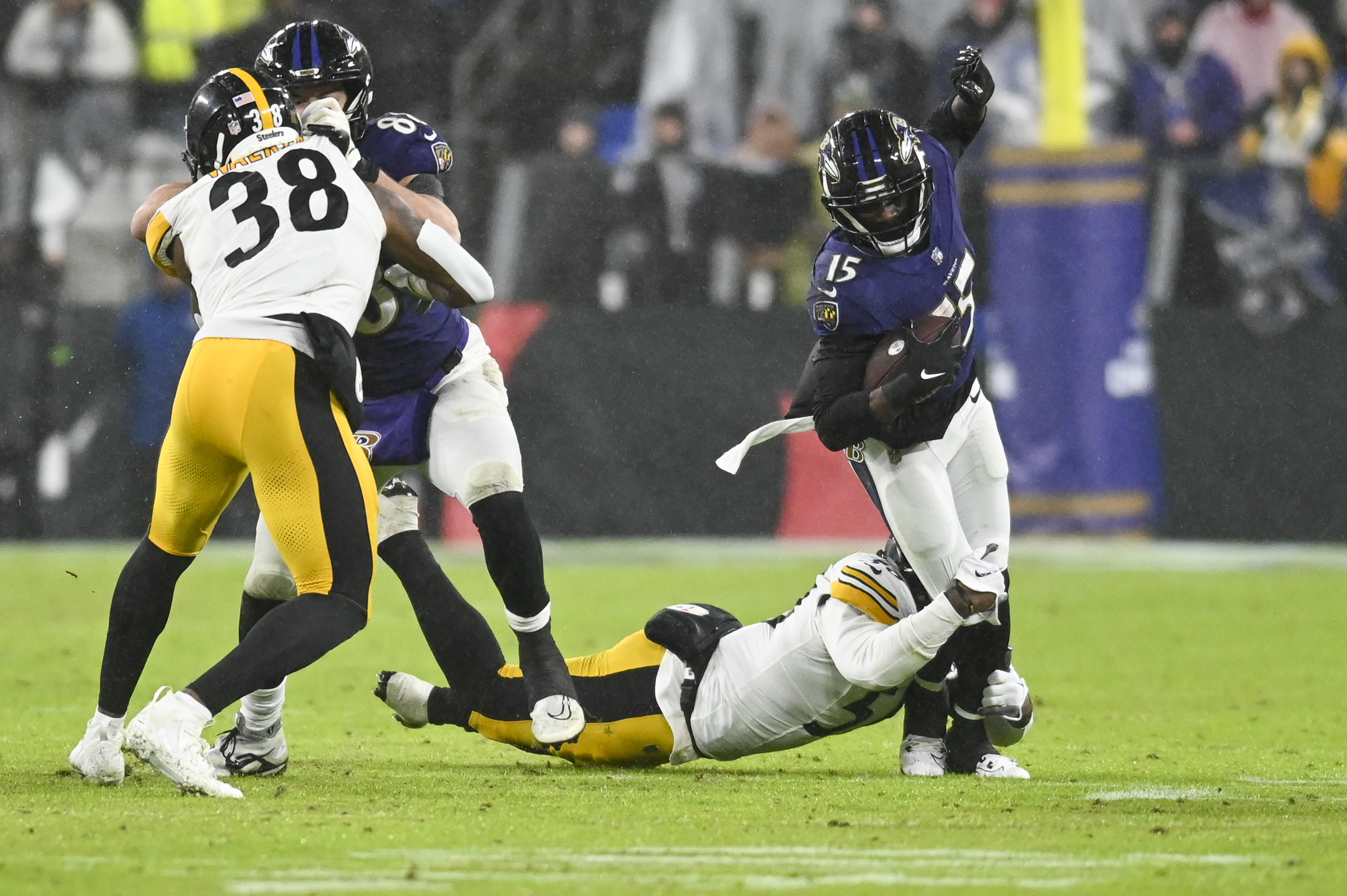 Steelers clip Ravens, keep playoff hopes alive | Reuters