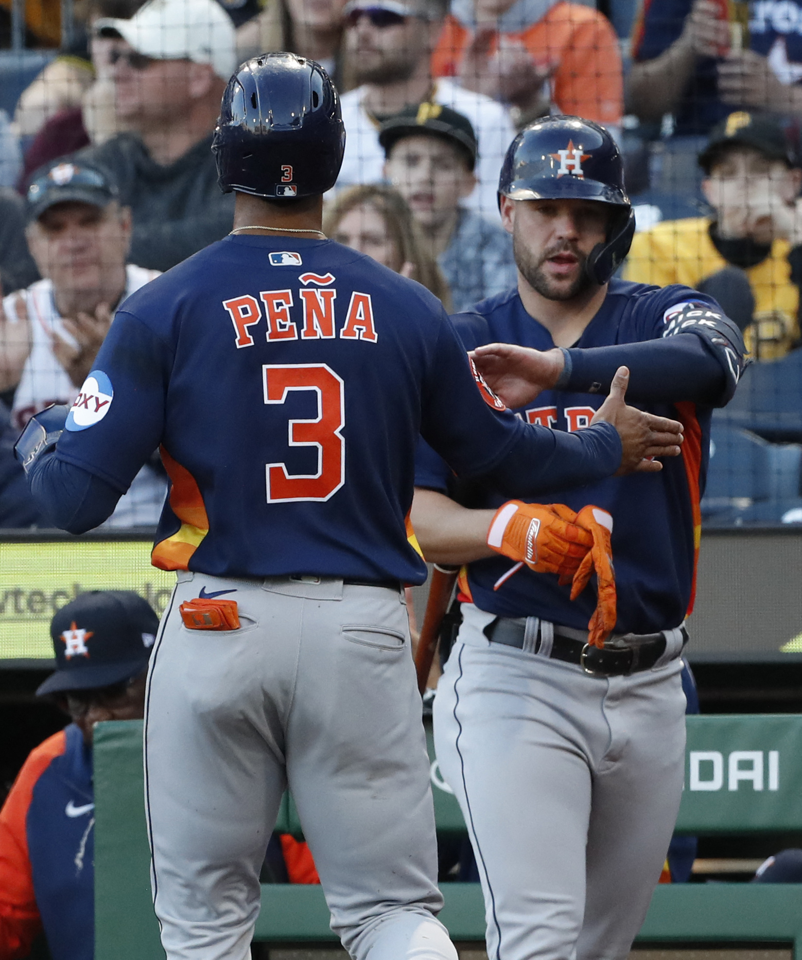 Astros pound out 13 hits, hammer Pirates 8-2