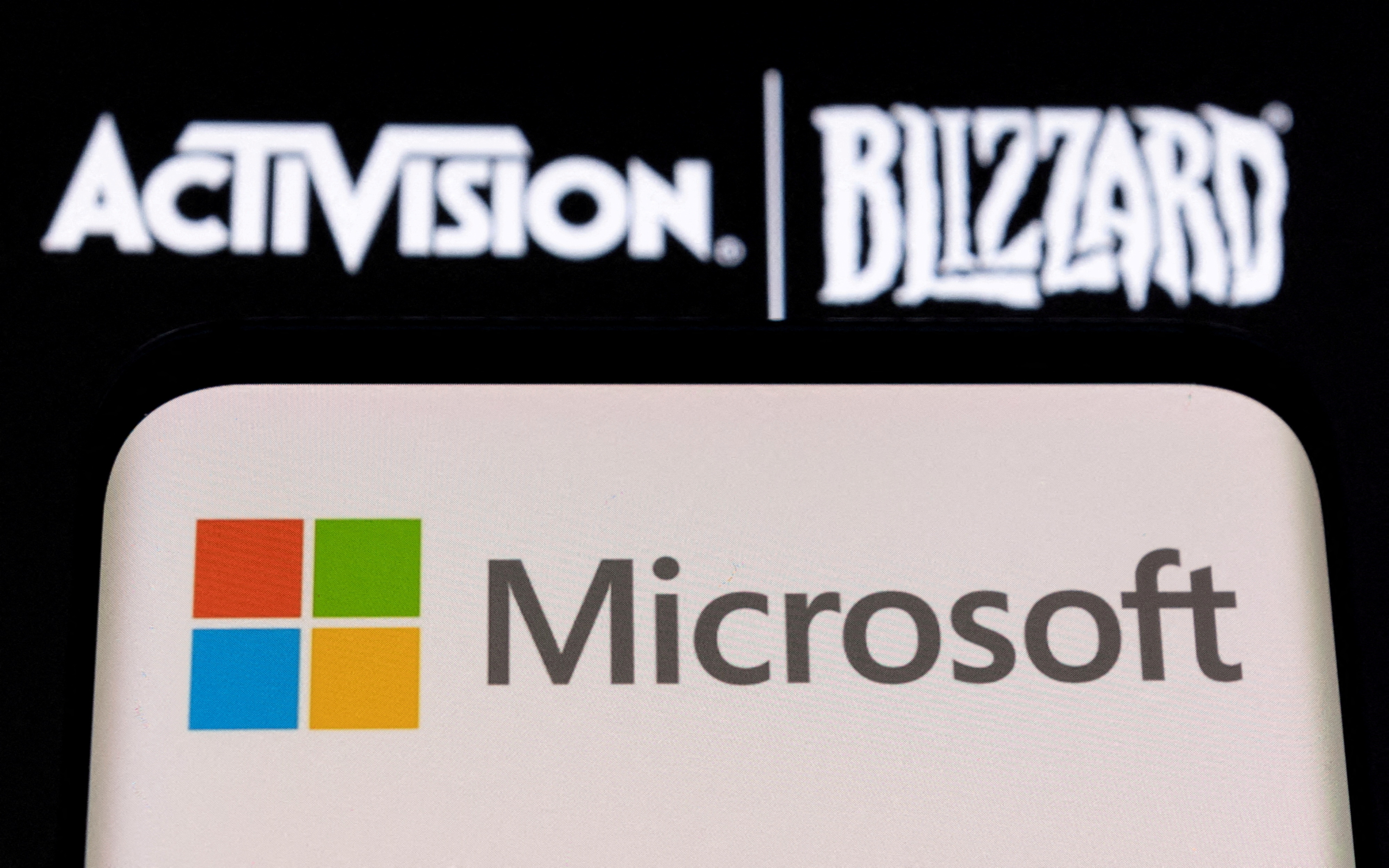 Ilustración de los logotipos de Microsoft y Activision Blizzard