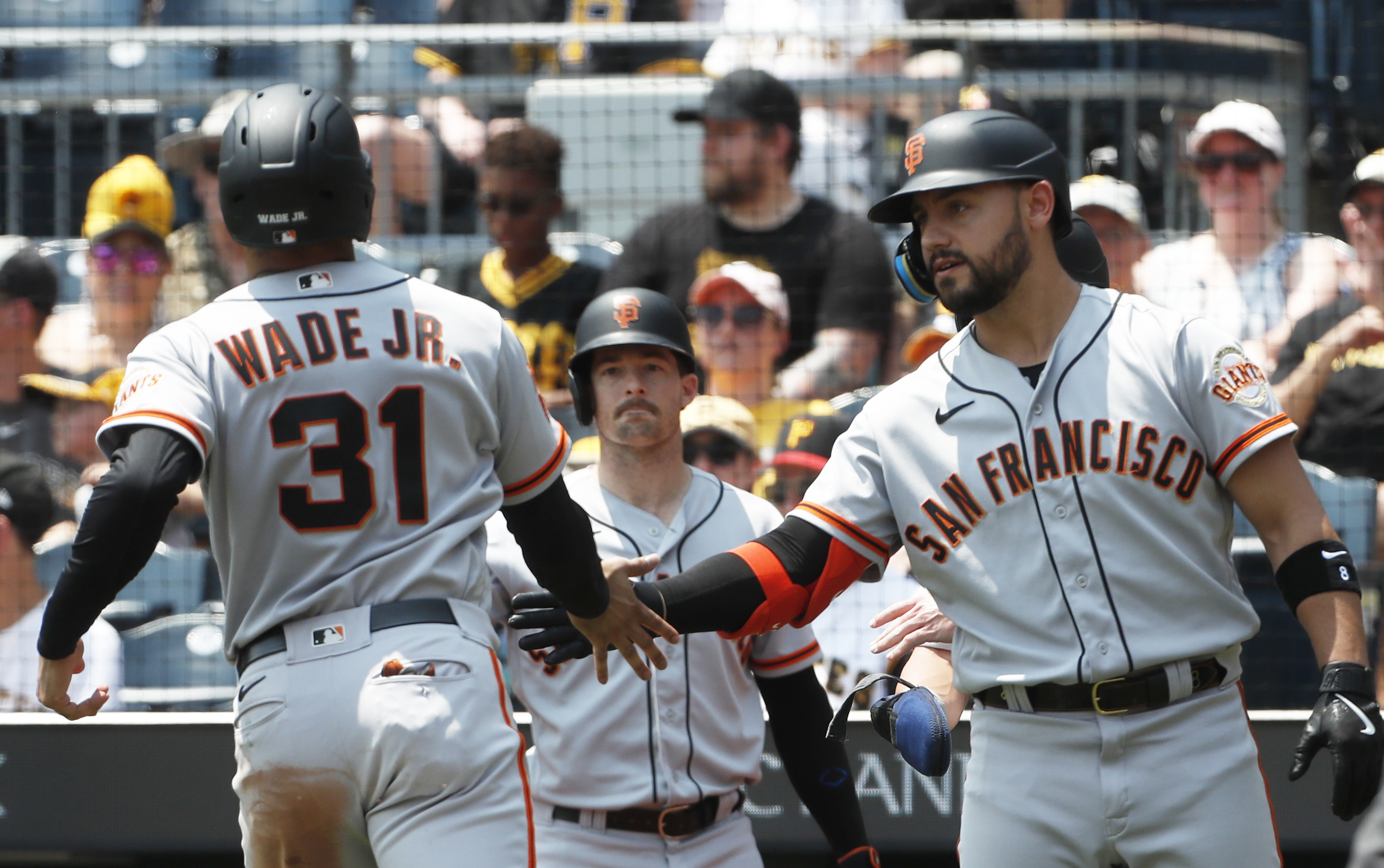 Giants erupt for 5 runs in the 10th to down Pirates