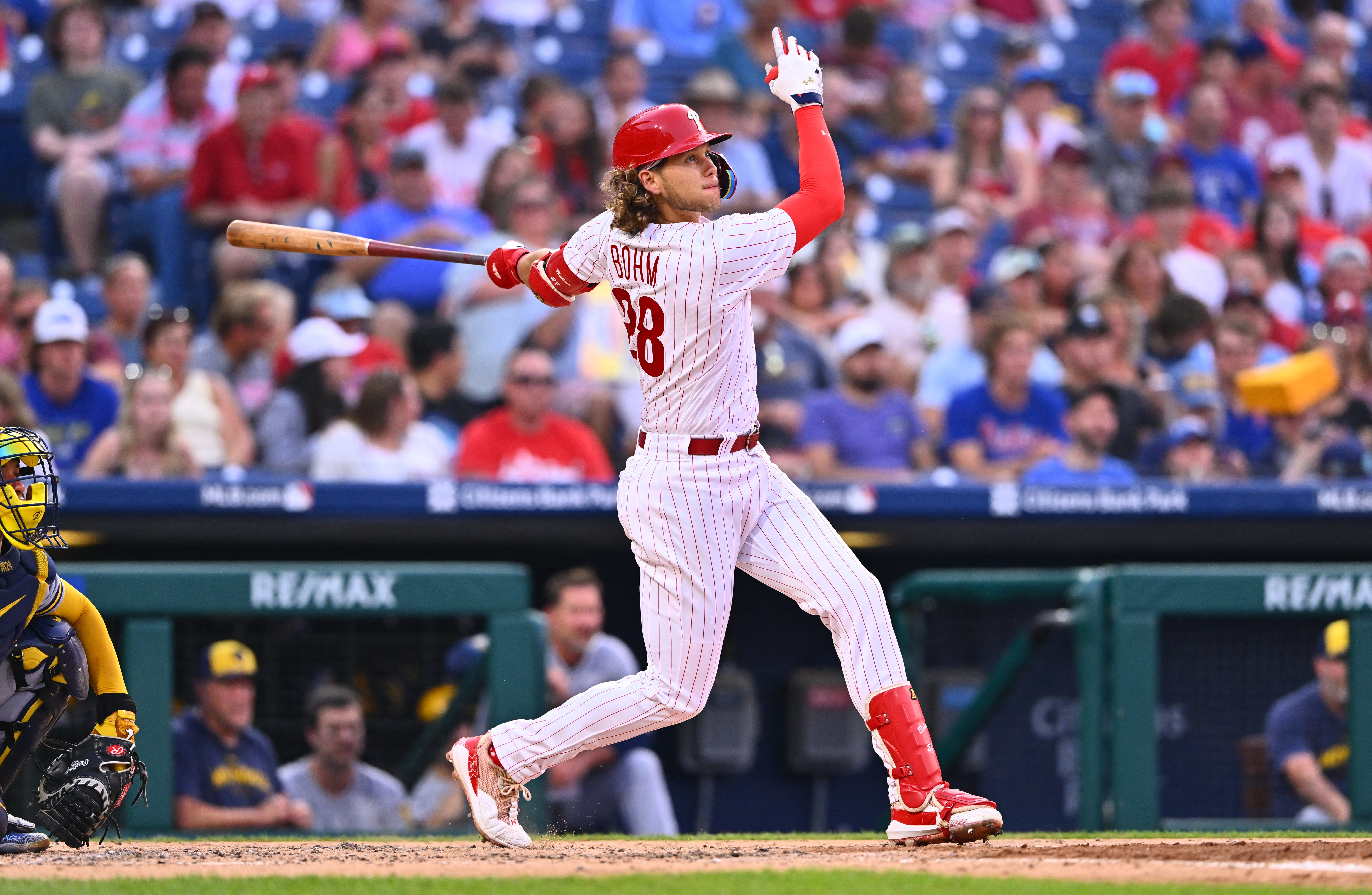 Kyle Schwarber extends homer streak as Phils edge Brewers