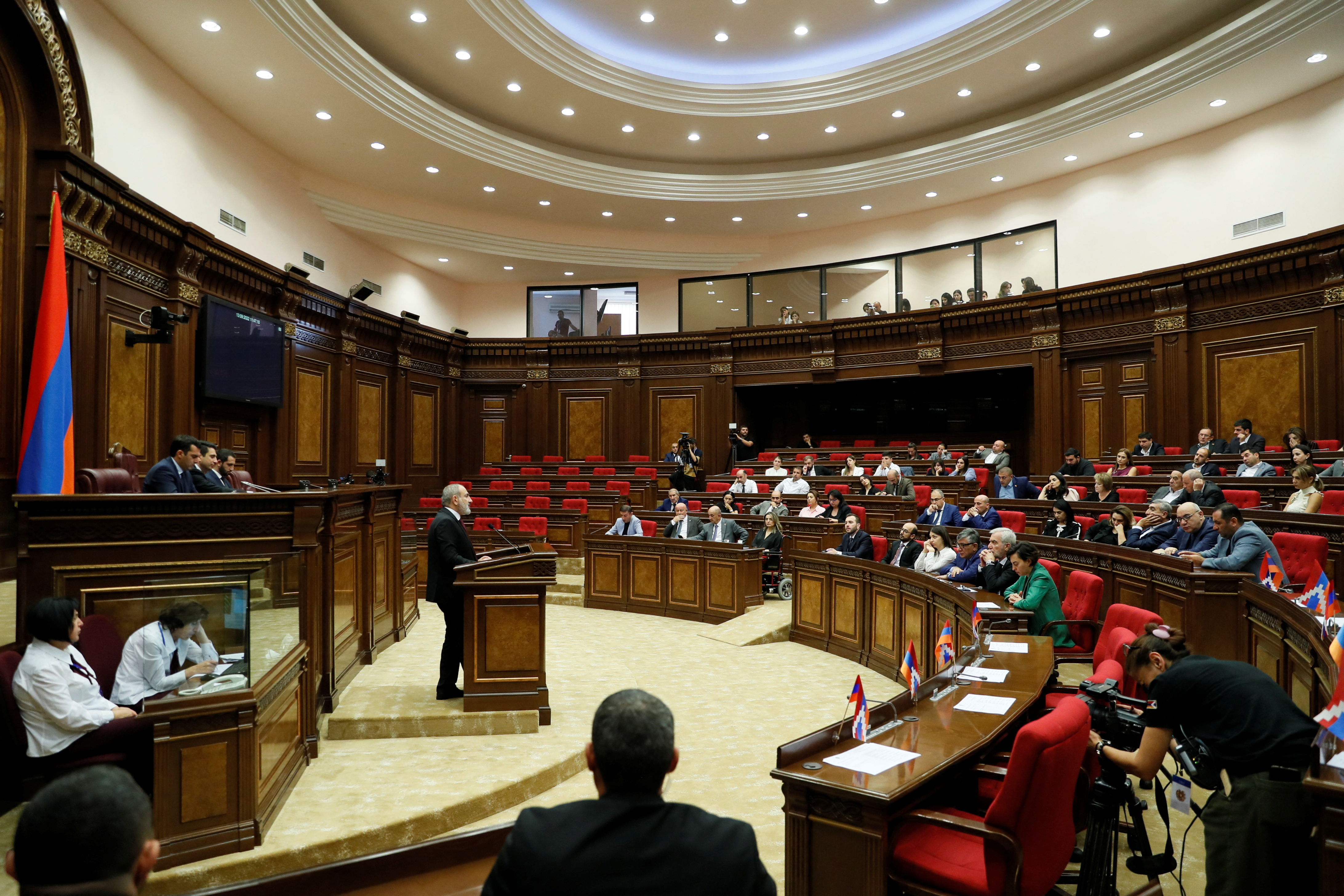 Римский статут армения. Парламент. Пашинян национальное собрание. Парламент Армении здание фото. Фото политиков в Армении.