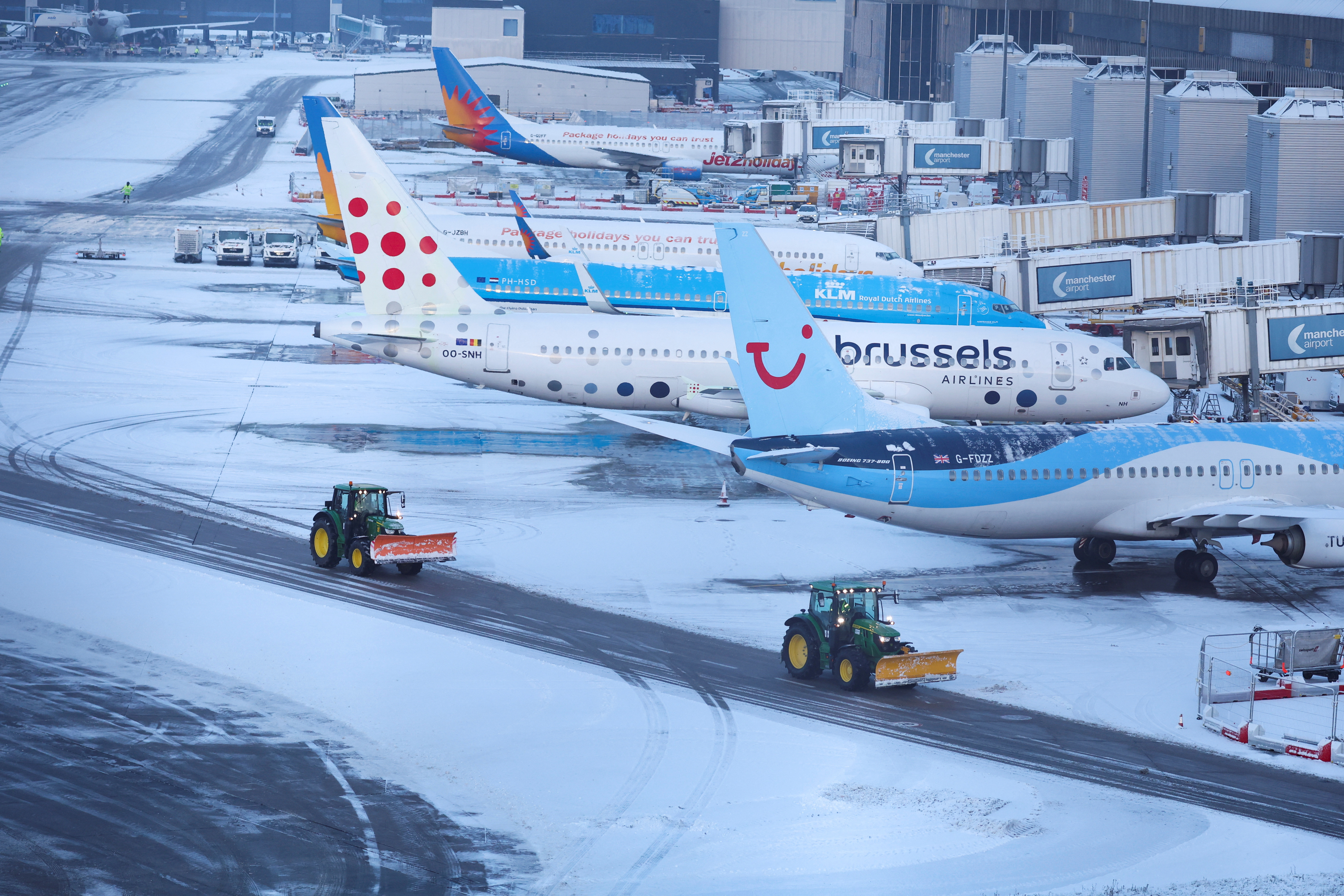 Heavy snow briefly closes runways at Britain s Manchester Airport