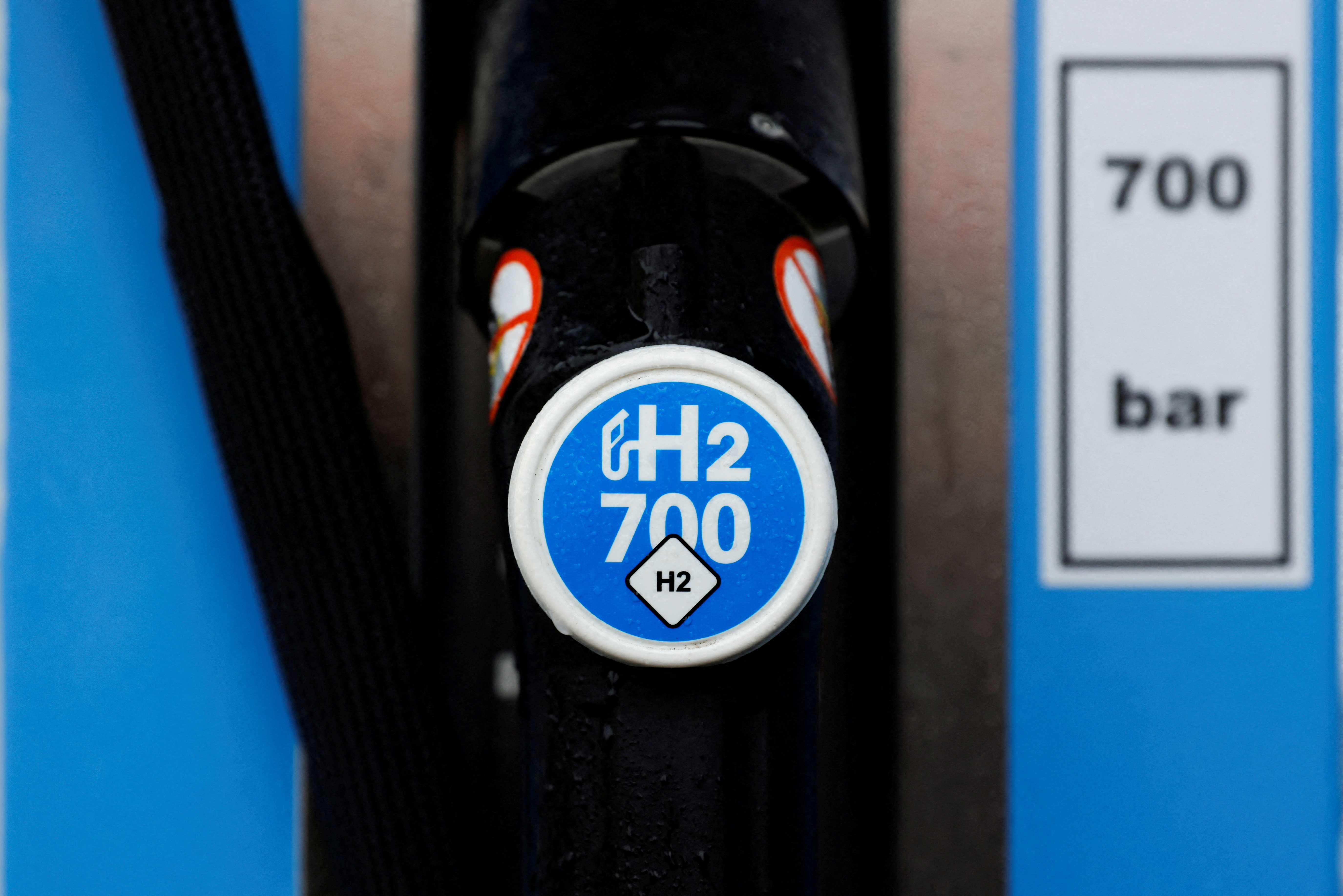 Opening of hydrogen filling station for trucks and cars in Berlin
