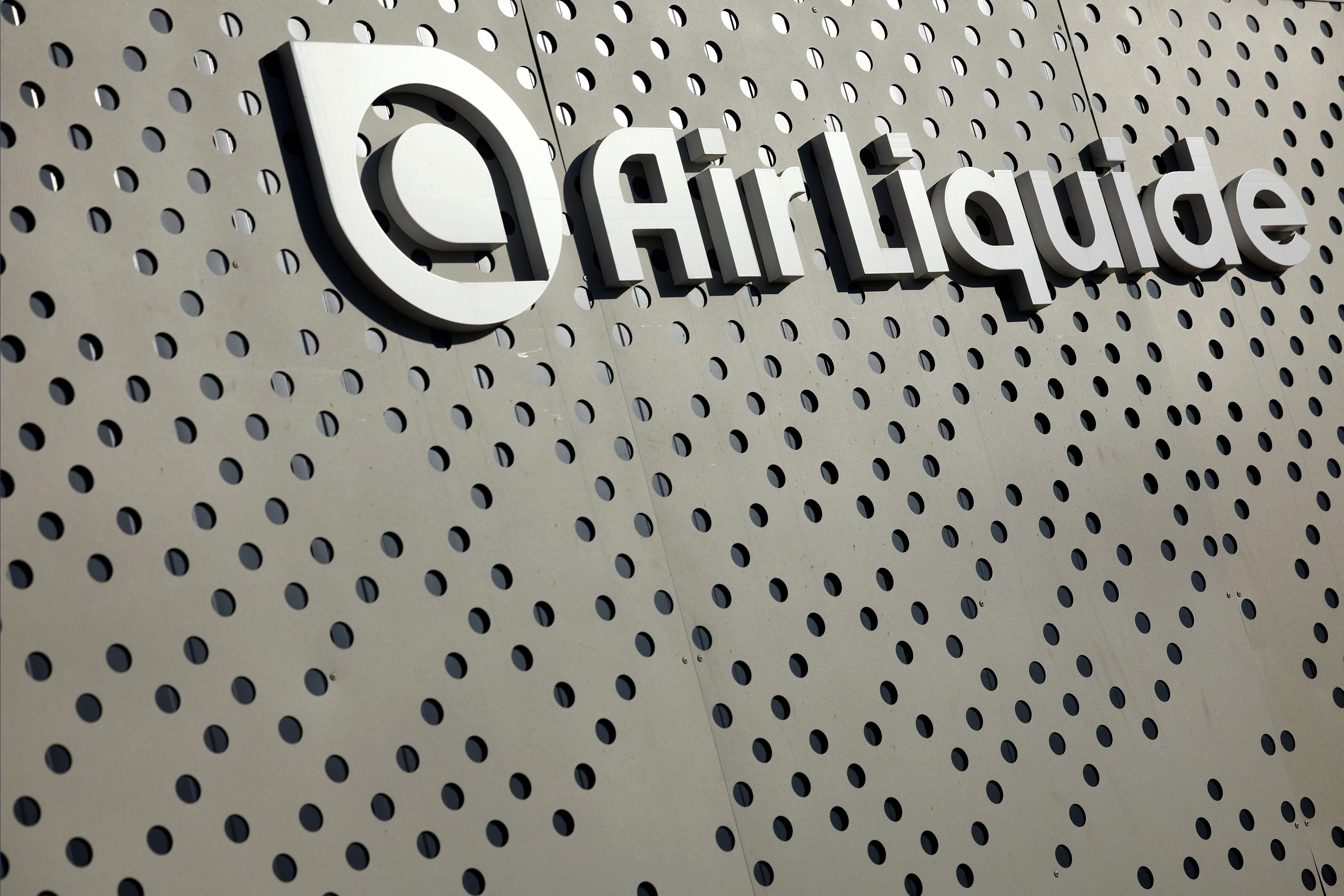 air liquide global e Air Liquide more optimistic on Europe; sees no mid-term impact from U.S.  hydrogen pause