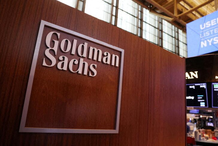 O logotipo do Goldman Sachs aparece na Bolsa de Valores de Nova York (NYSE) em 17 de novembro de 2021 na cidade de Nova York.  REUTERS/Andre Kelly
