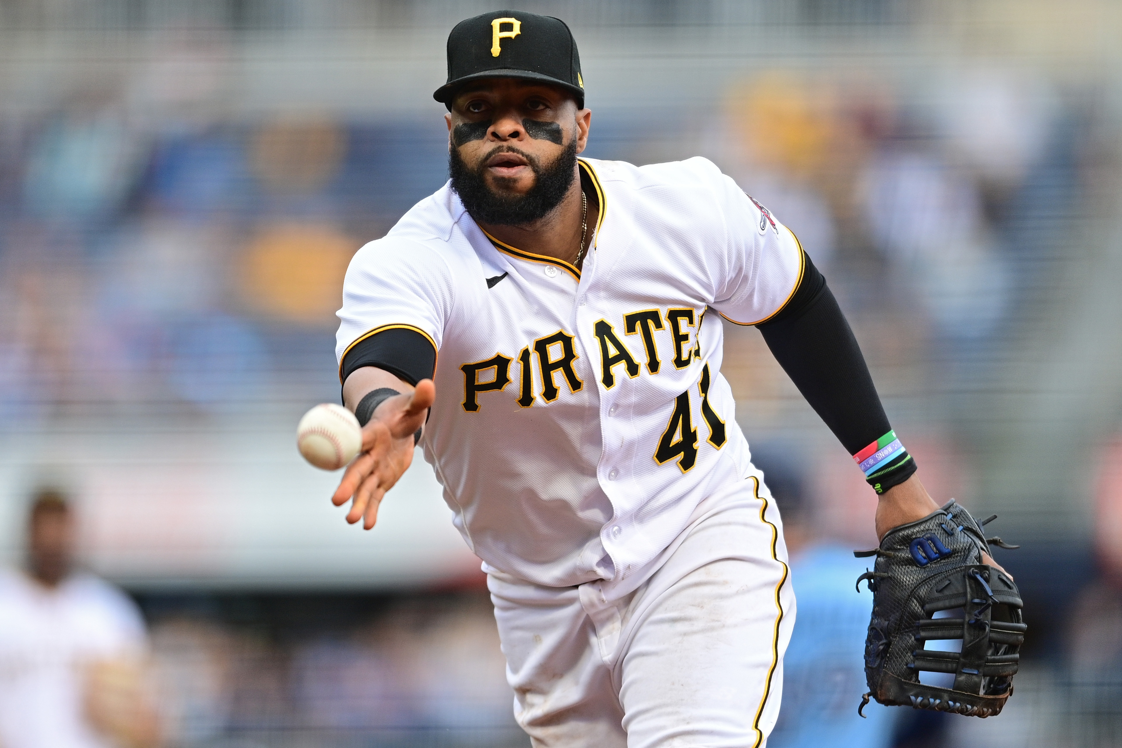 Blue Jays rout stumbling Pirates to complete sweep