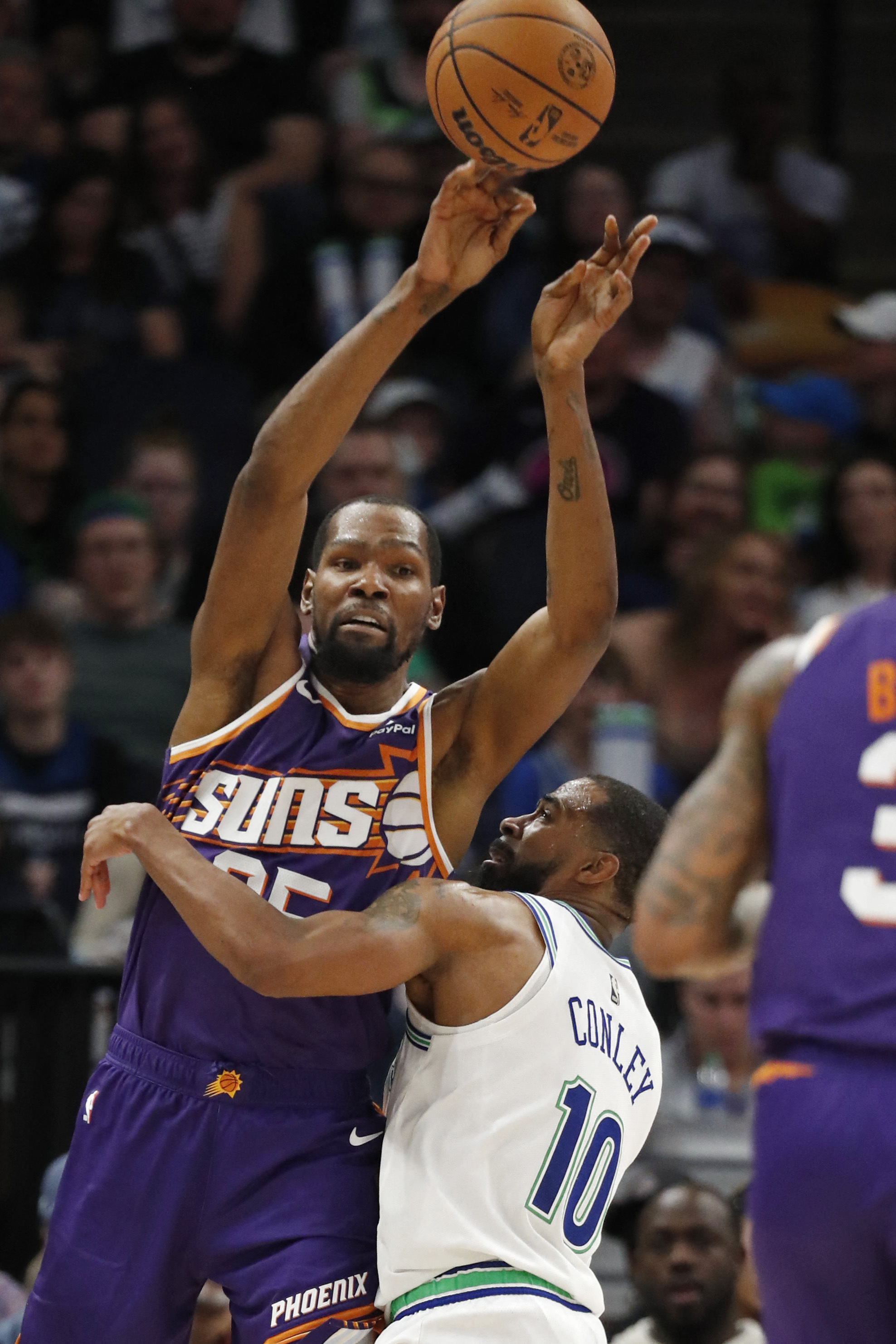 Suns clobber Wolves in playoff preview | Reuters