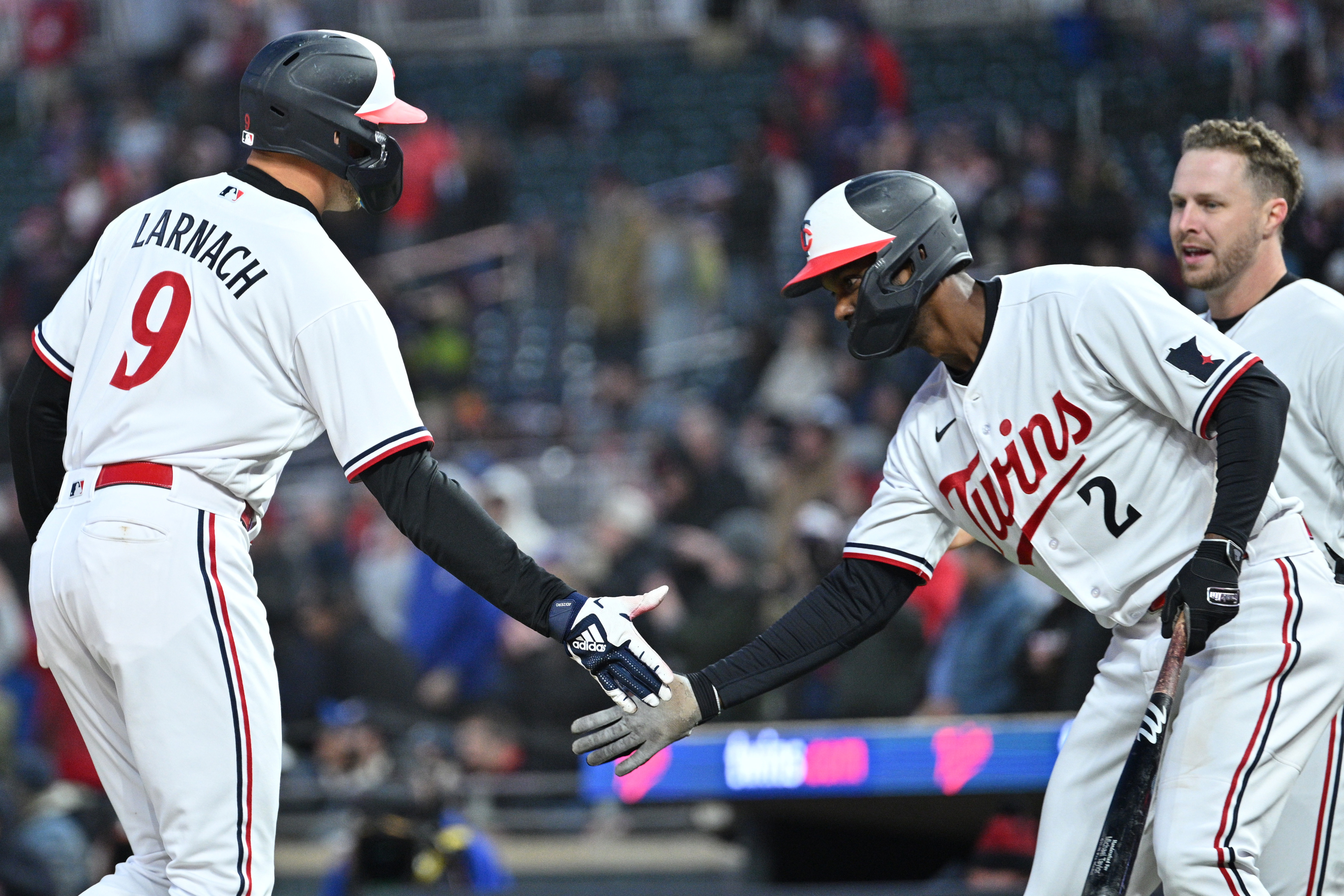 Twins top Yankees 6-2, clinch season series for first time since 2001
